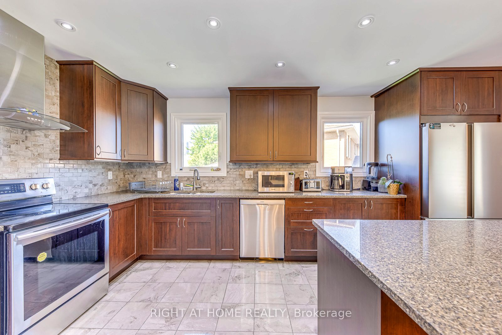 4004 Midhurst Lane Main, Mississauga, ON L4Z 1C7 photo 4