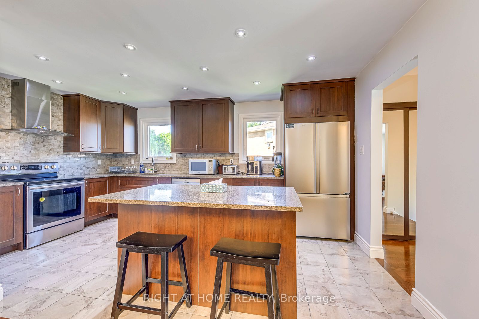 4004 Midhurst Lane Main, Mississauga, ON L4Z 1C7 photo 5