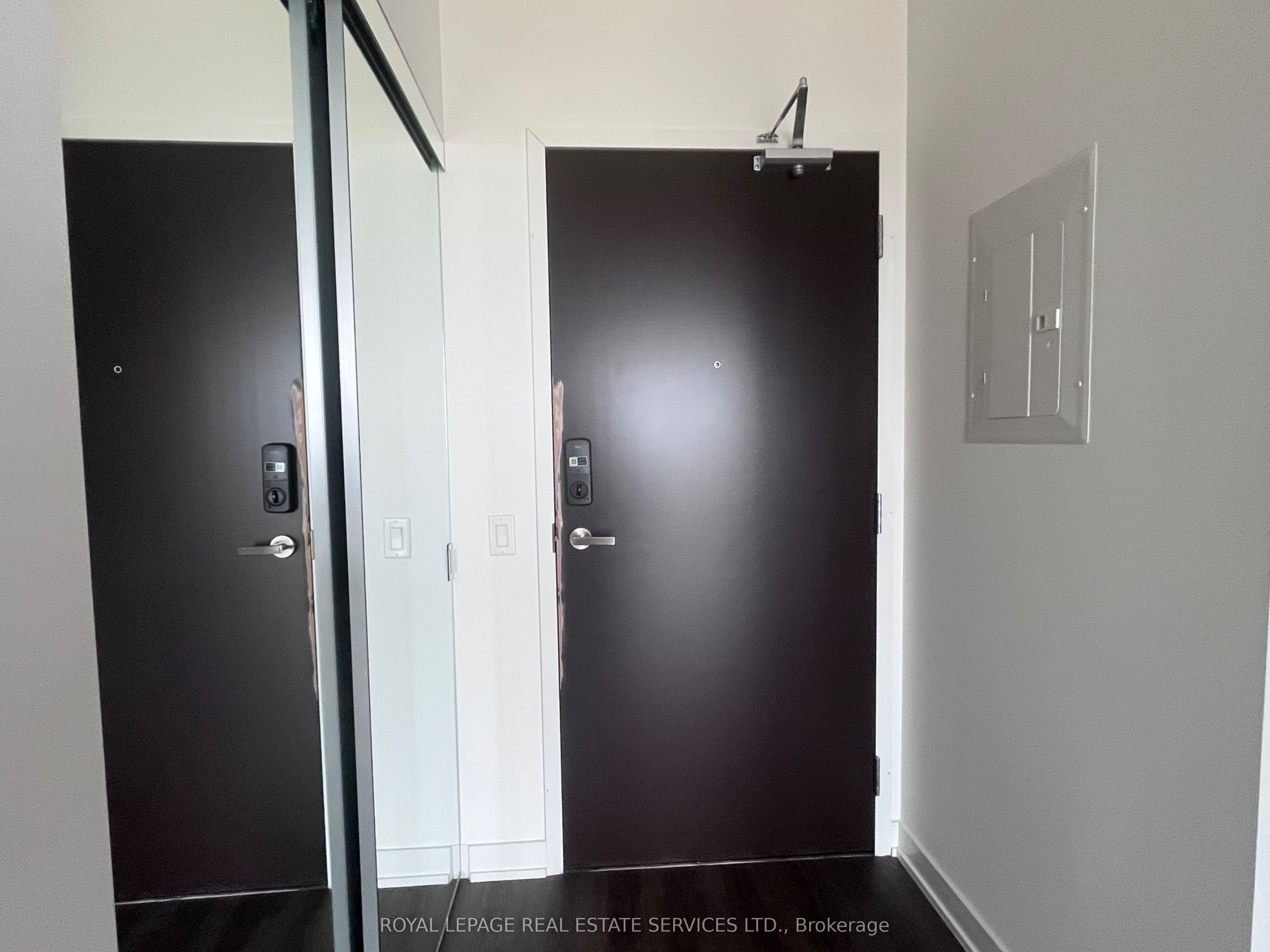 448 Burnahamthorpe Road W 613, Mississauga, ON L5B 0R4 photo 3