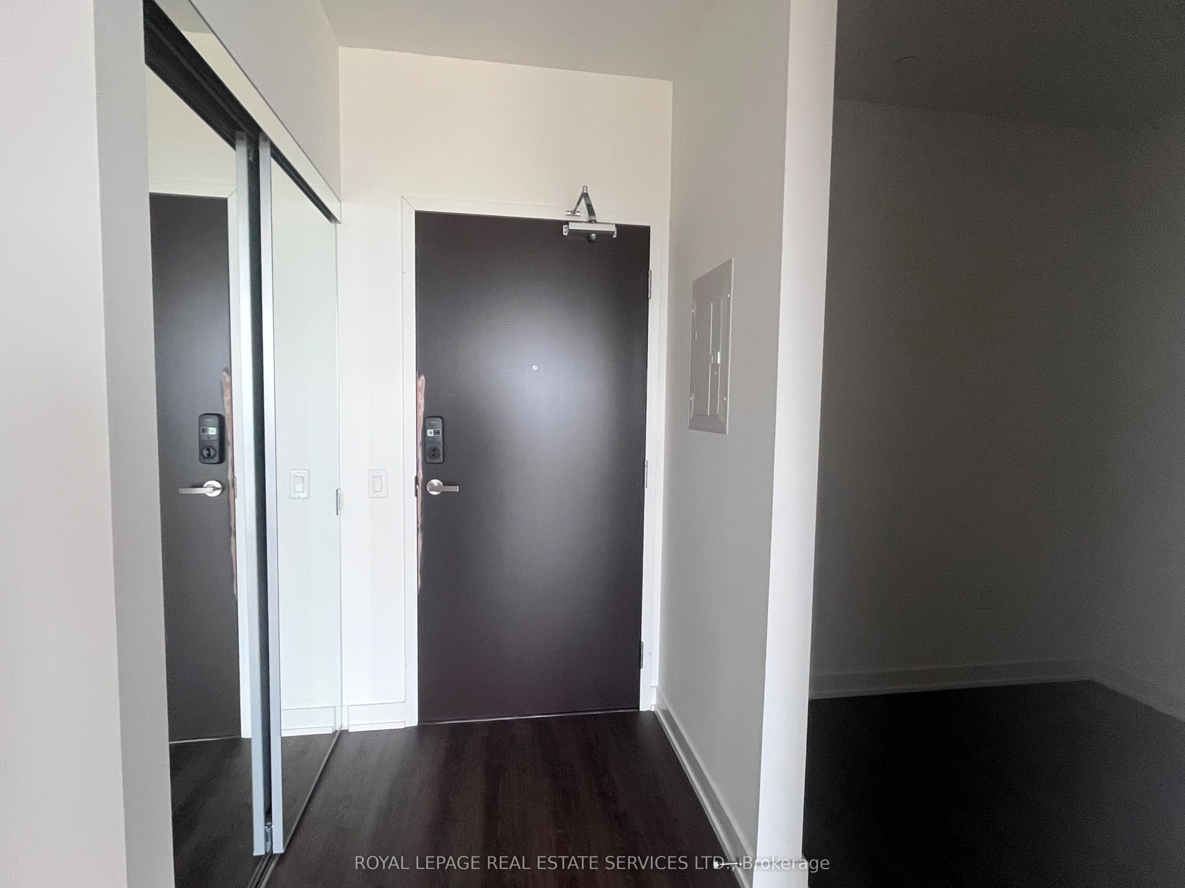 448 Burnahamthorpe Road W 613, Mississauga, ON L5B 0R4 photo 4