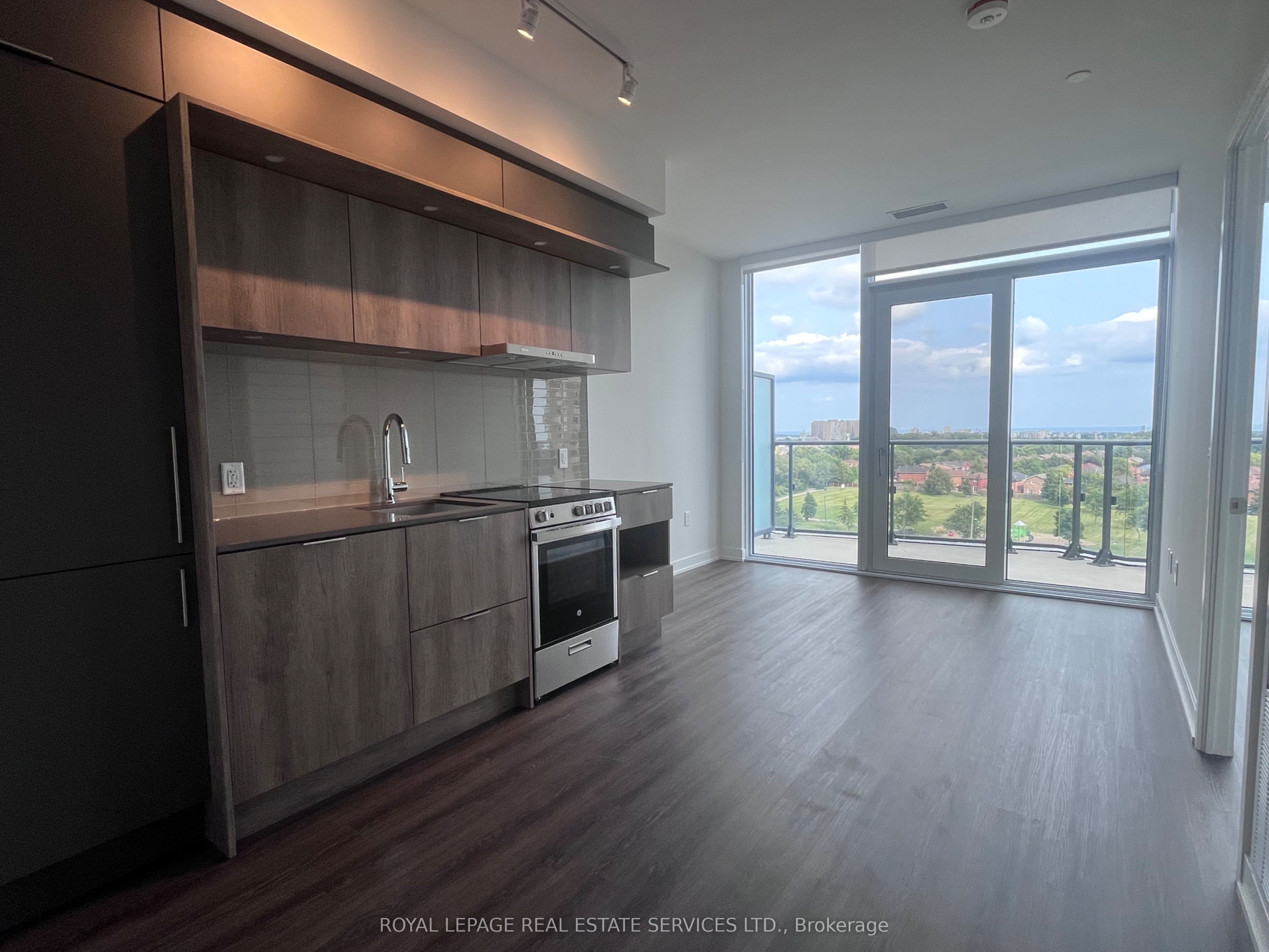 448 Burnahamthorpe Road W 613, Mississauga, ON L5B 0R4 photo 5