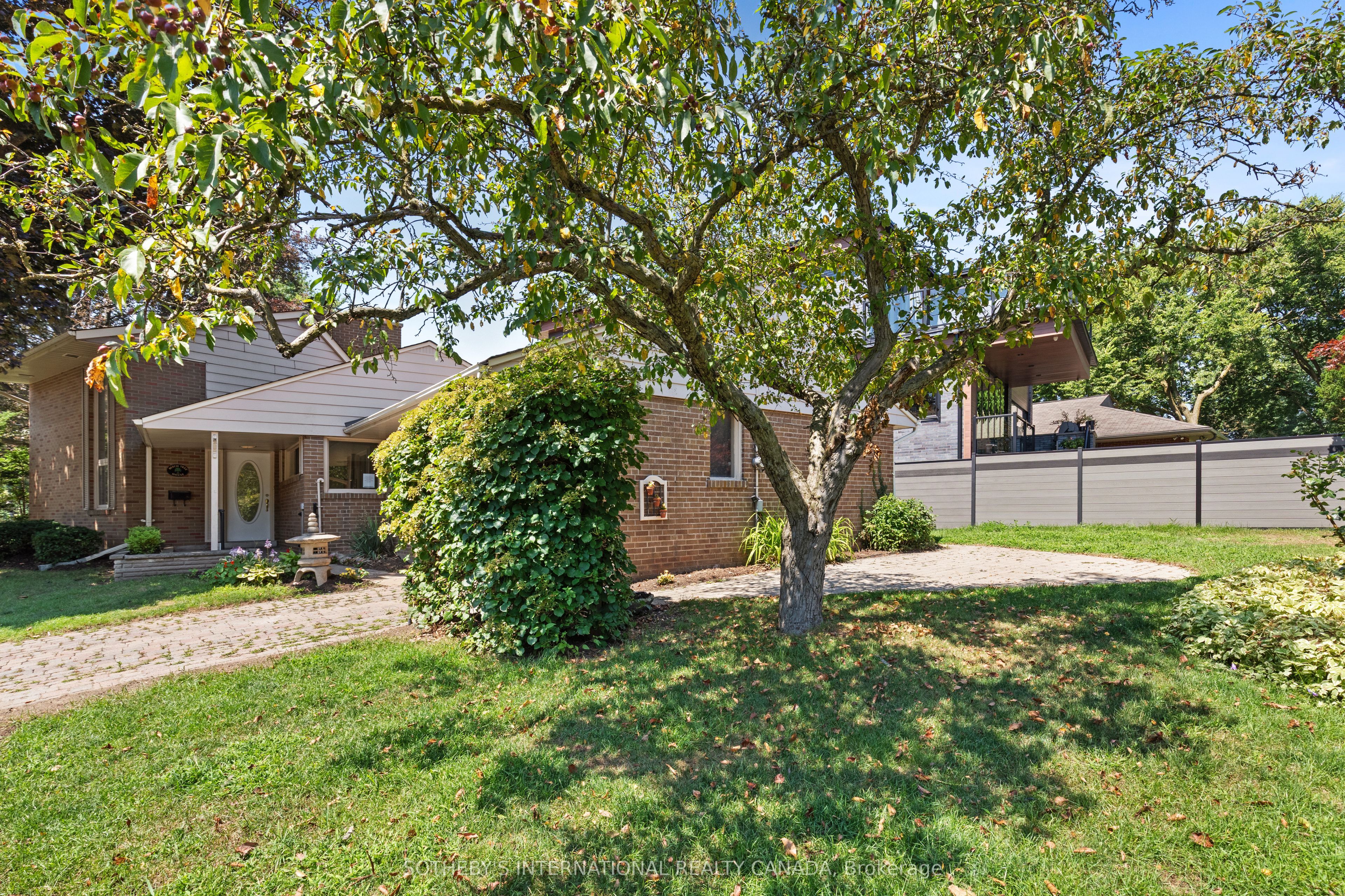 9 Babington Court, Toronto, ON M9A 1J7 photo 3