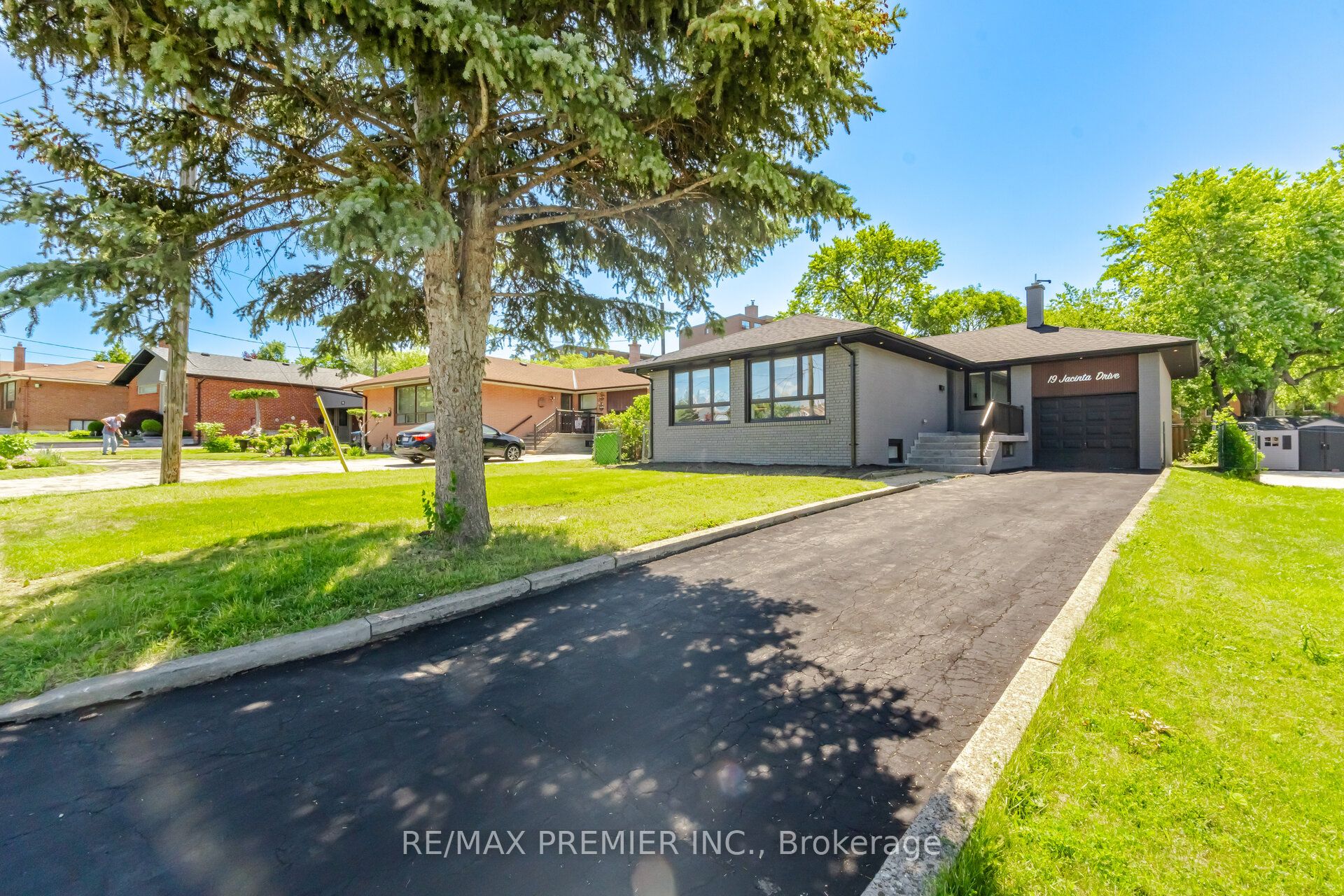 19 Jacinta Drive, Toronto, ON M6L 1H6 photo 2