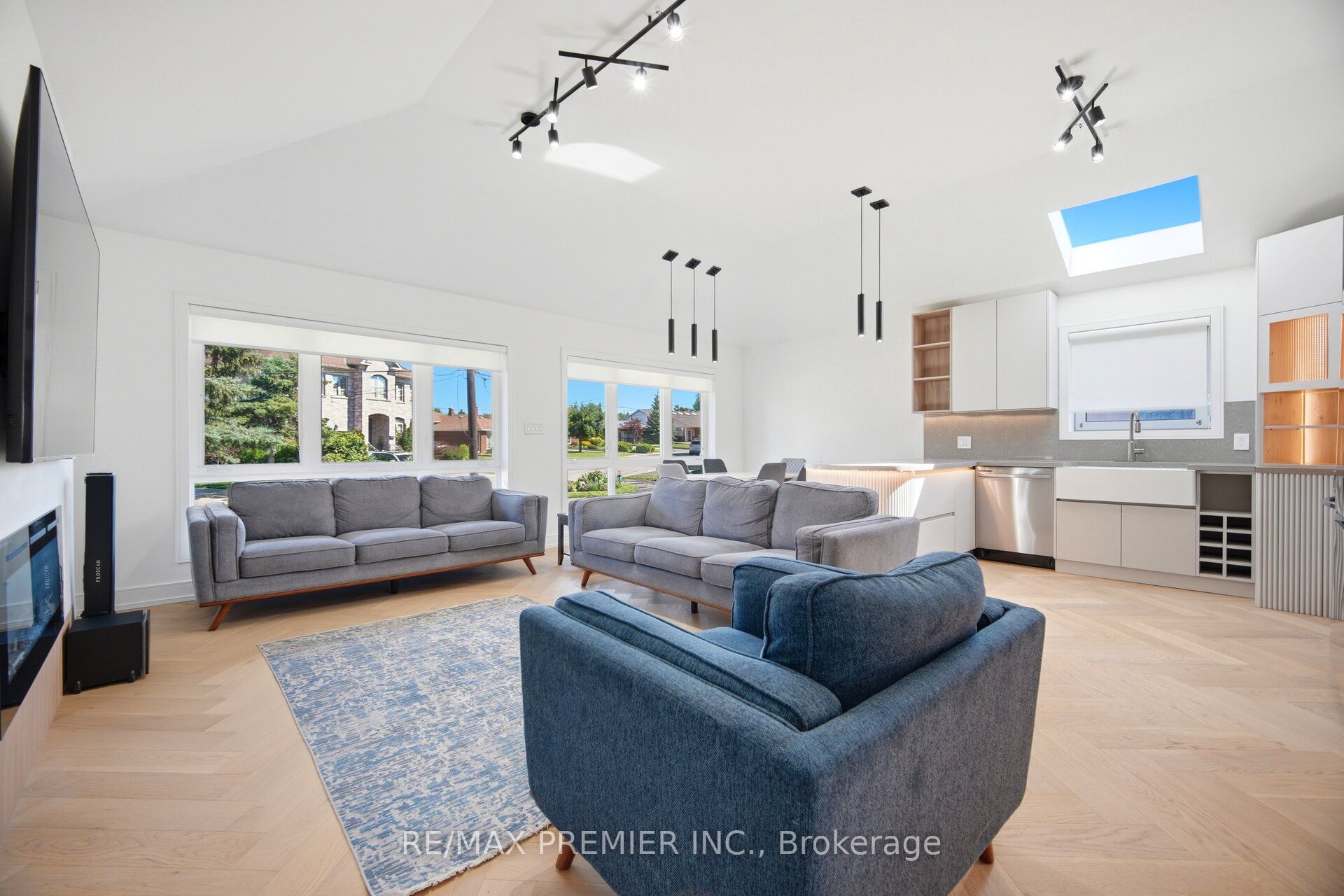 19 Jacinta Drive, Toronto, ON M6L 1H6 photo 3