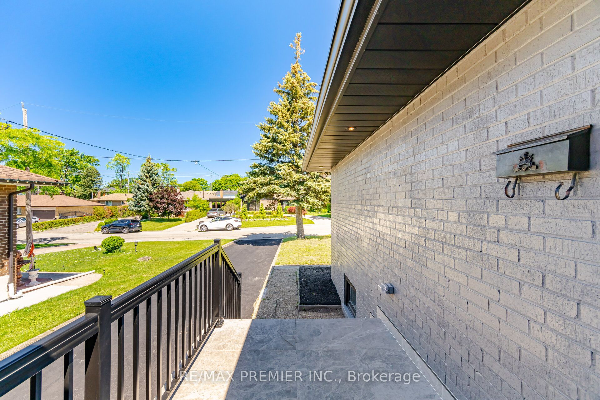 19 Jacinta Drive, Toronto, ON M6L 1H6 photo 5