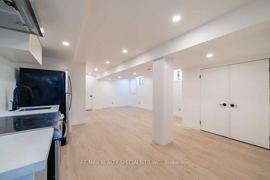 29 Goodwood Avenue Lower, Toronto, ON M6E 1J1 photo 4