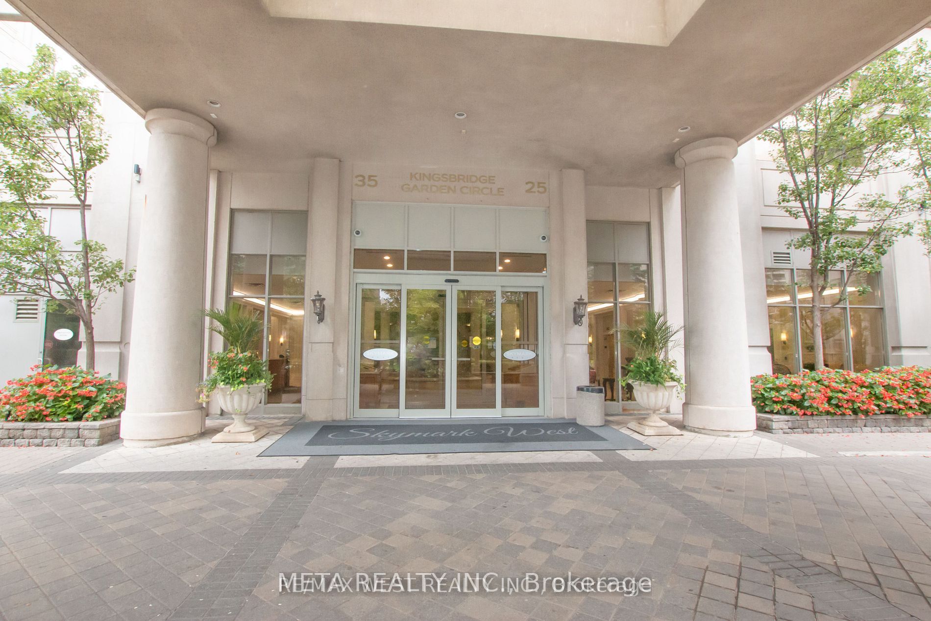 35 Kingsbridge Garden Circle 1501, Mississauga, ON L5R 3Z5