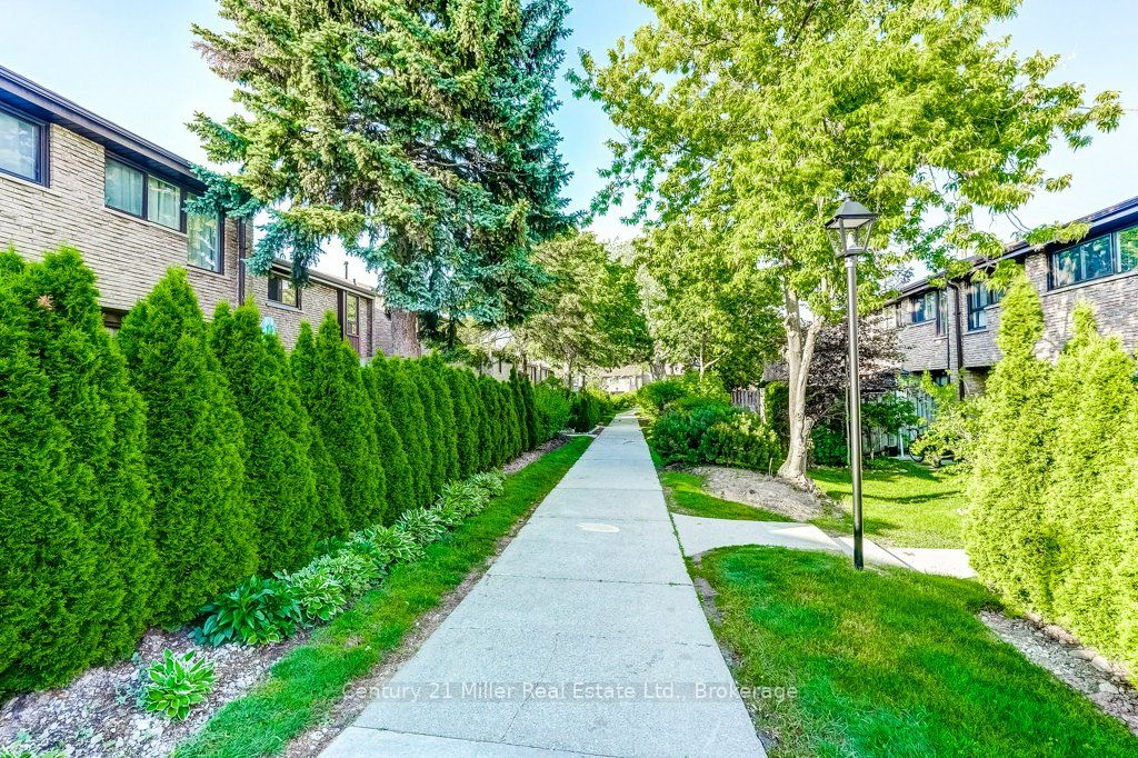 2605 Woodchester Drive 36, Mississauga, ON L5K 2E3 photo 2