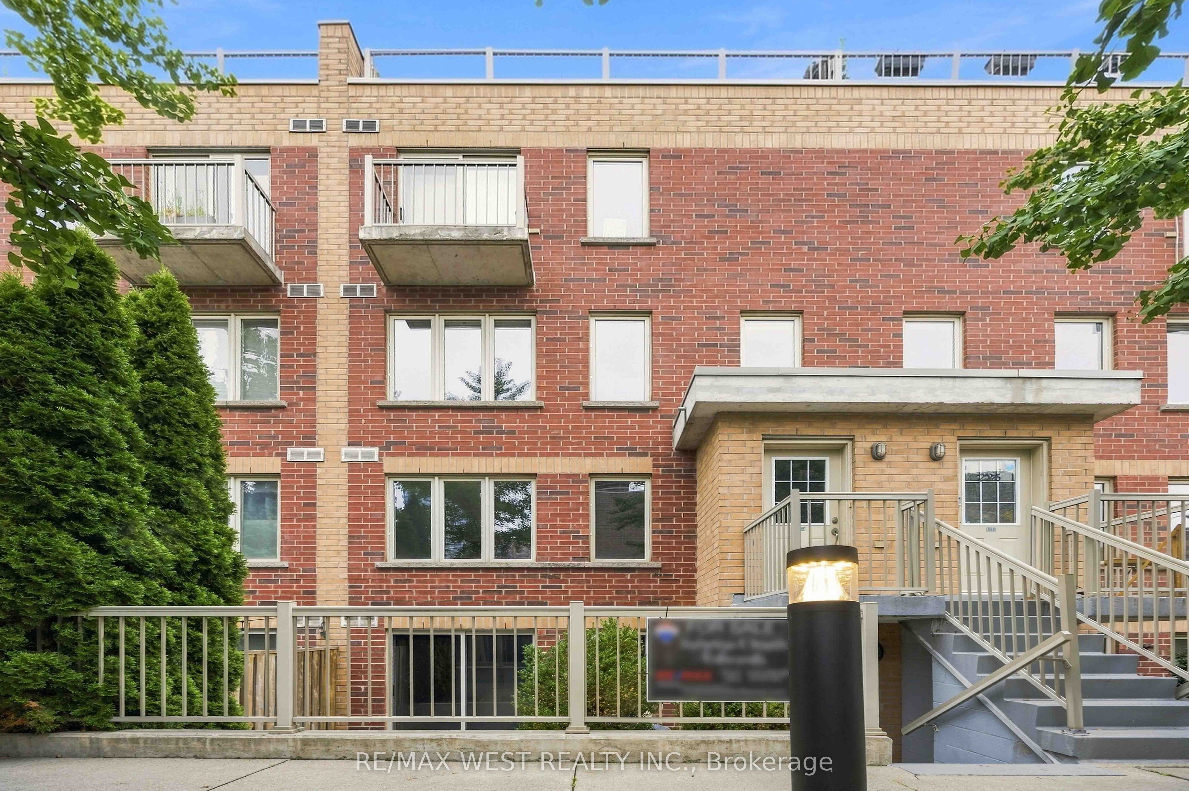 20 Elsie Lane 122, Toronto, ON M6P 3N9
