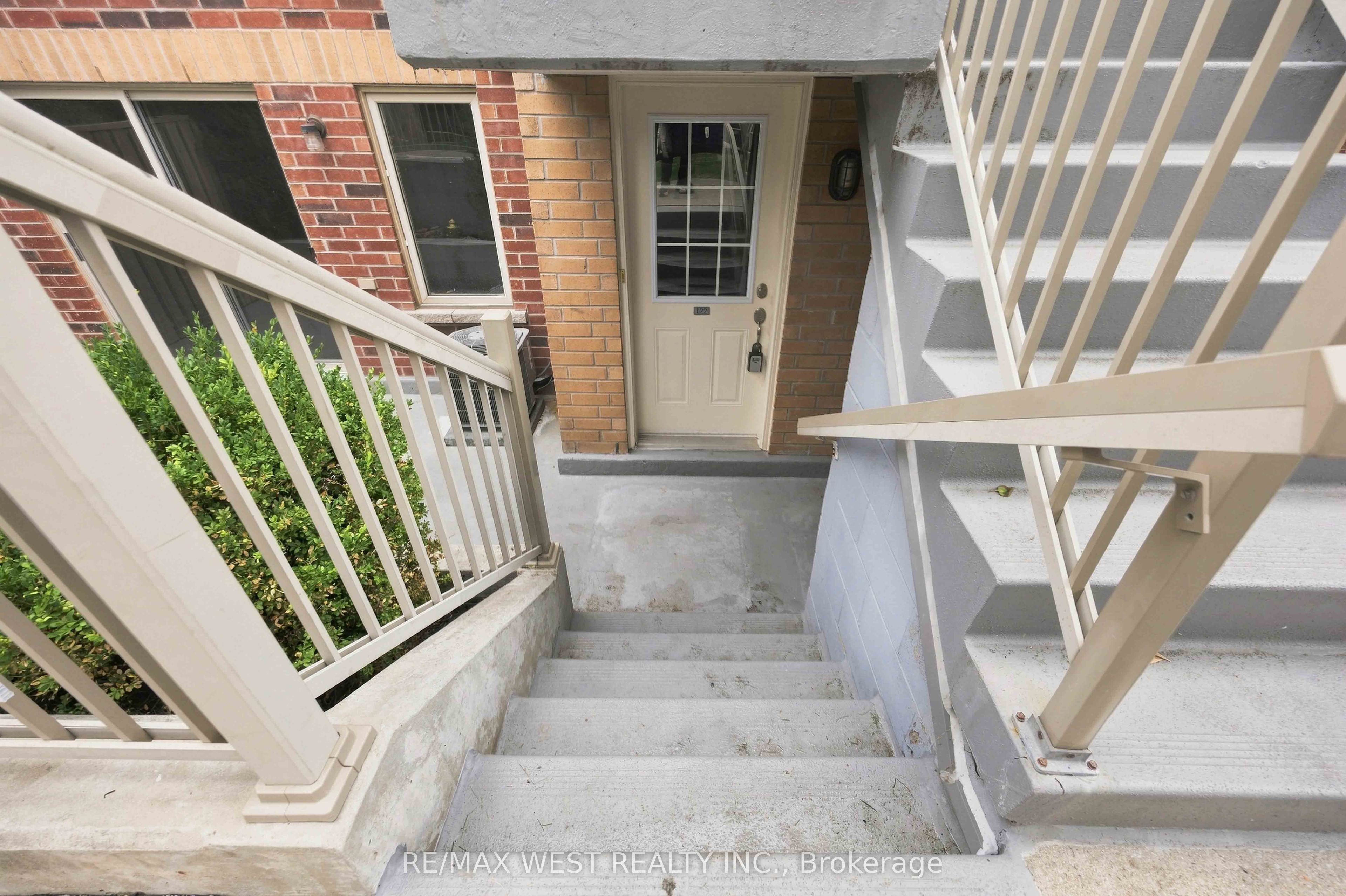 20 Elsie Lane 122, Toronto, ON M6P 3N9 photo 2