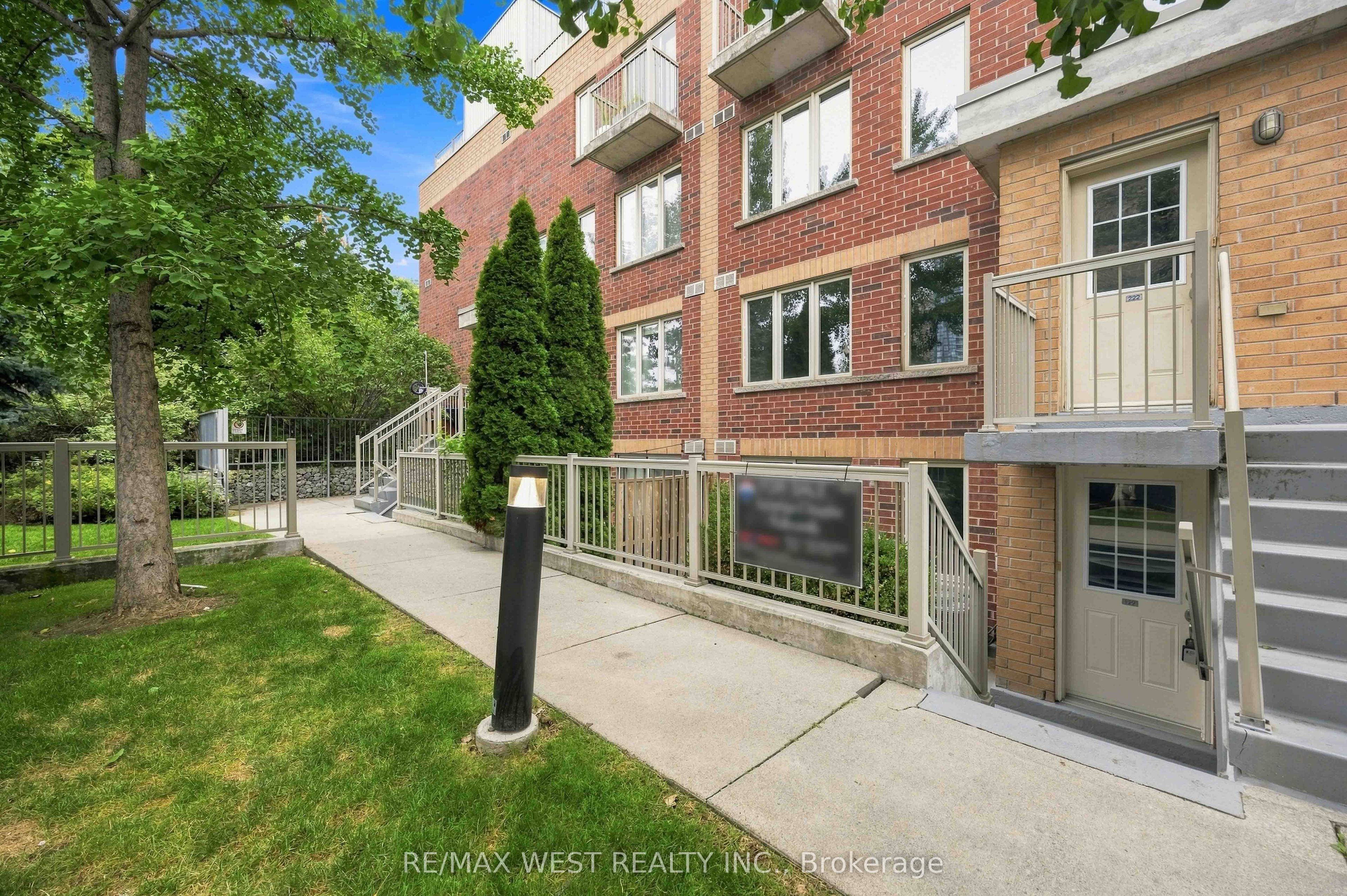 20 Elsie Lane 122, Toronto, ON M6P 3N9 photo 3