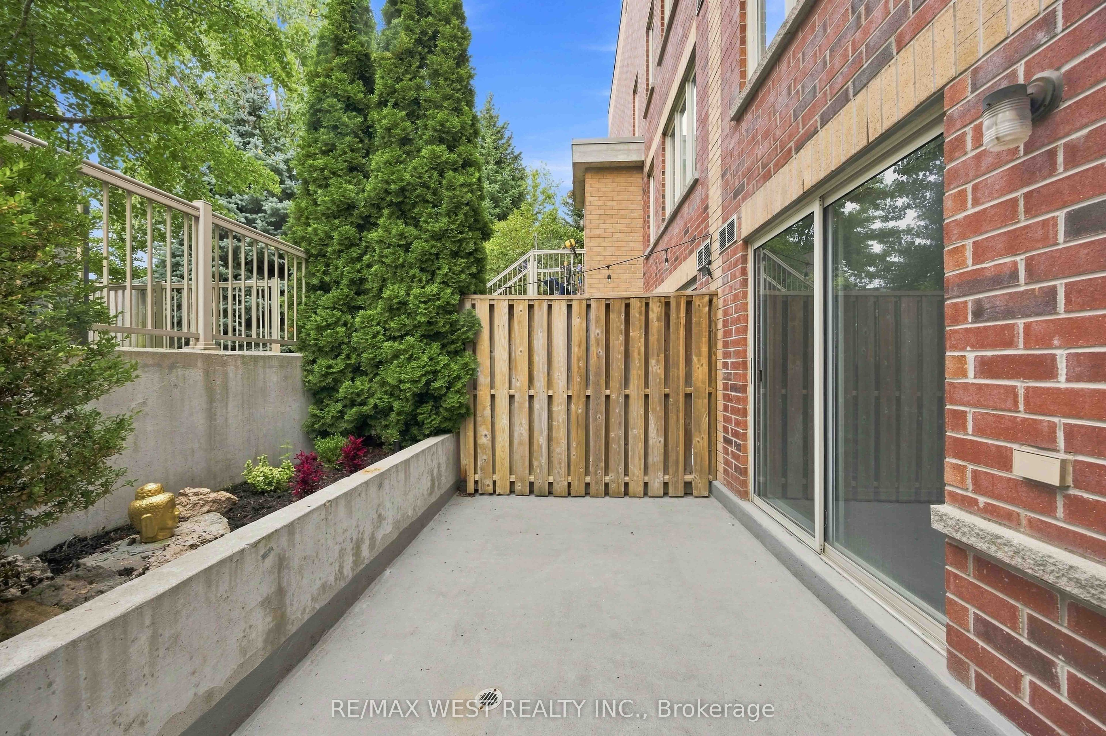 20 Elsie Lane 122, Toronto, ON M6P 3N9 photo 4