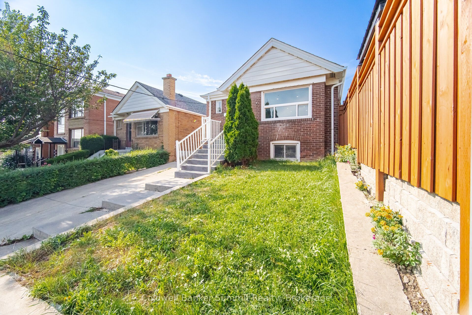 16 Holwood Avenue, Toronto, ON M6M 1P5 photo 3