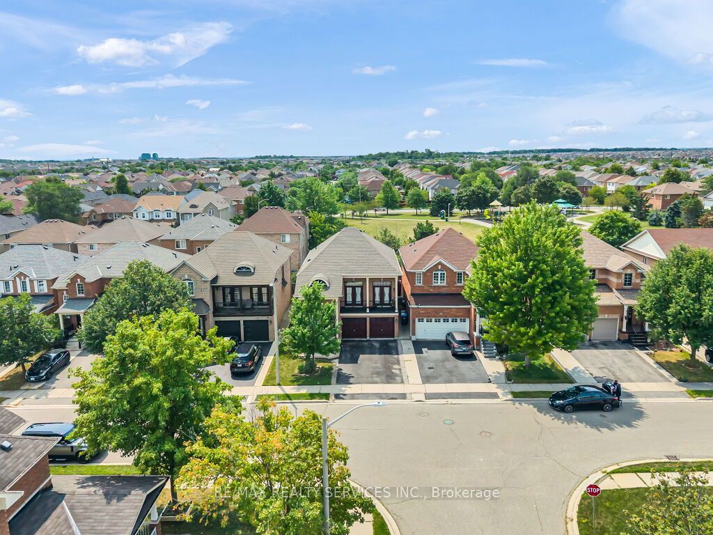 32 Brentcliff Drive, Brampton, ON L7A 2N1 photo 2