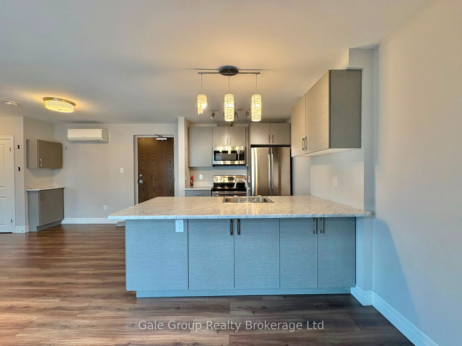 5 Paisley Boulevard E 201, Mississauga, ON L6A 1P3 photo 2