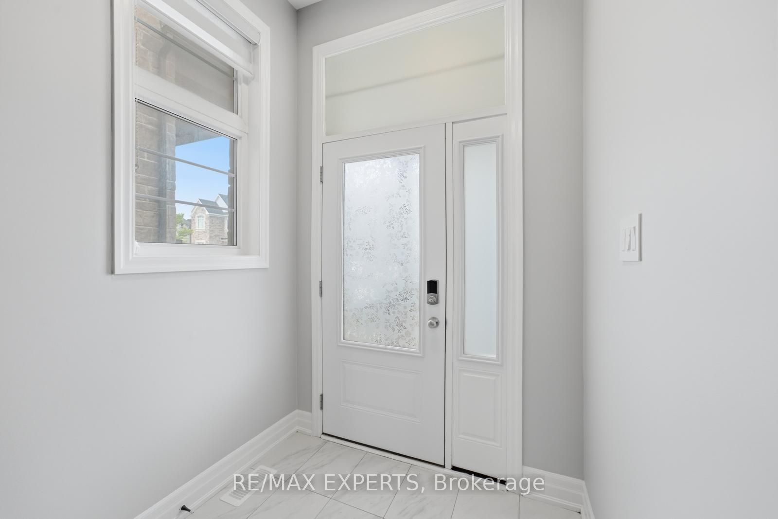 1296 Aymond Crescent W, Oakville, ON L6H 7W8 photo 3