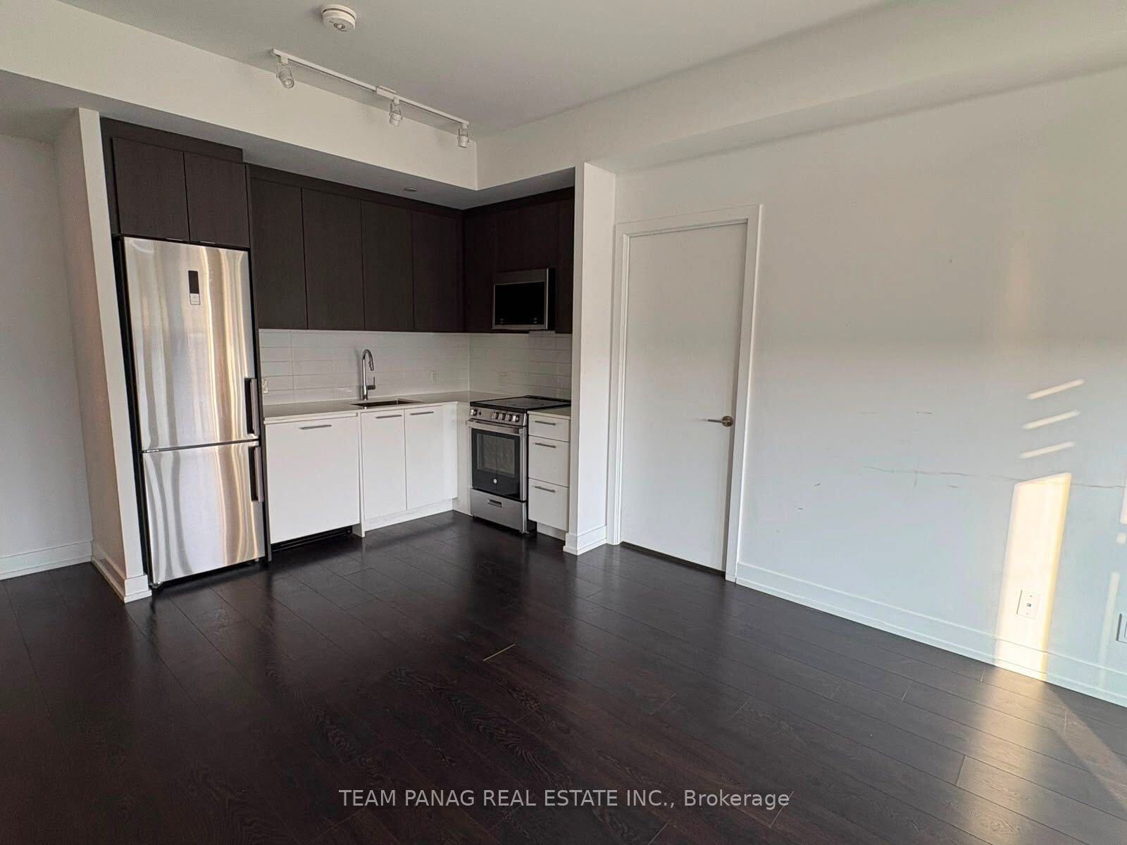 215 Veterans Drive 401, Brampton, ON L7A 5L7 photo 2