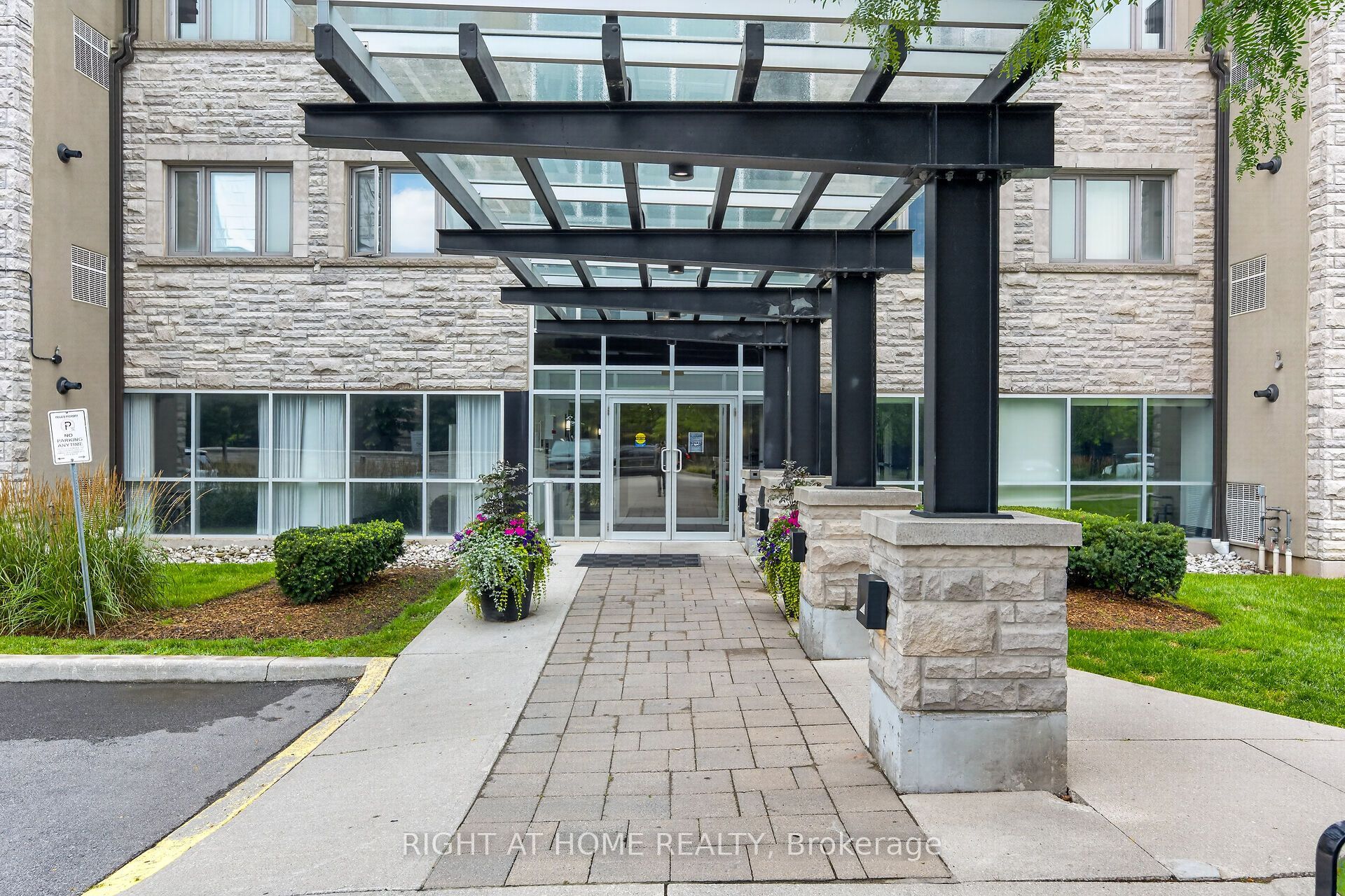 570 Lolita Gardens 430, Mississauga, ON L5A 0A1 photo 2