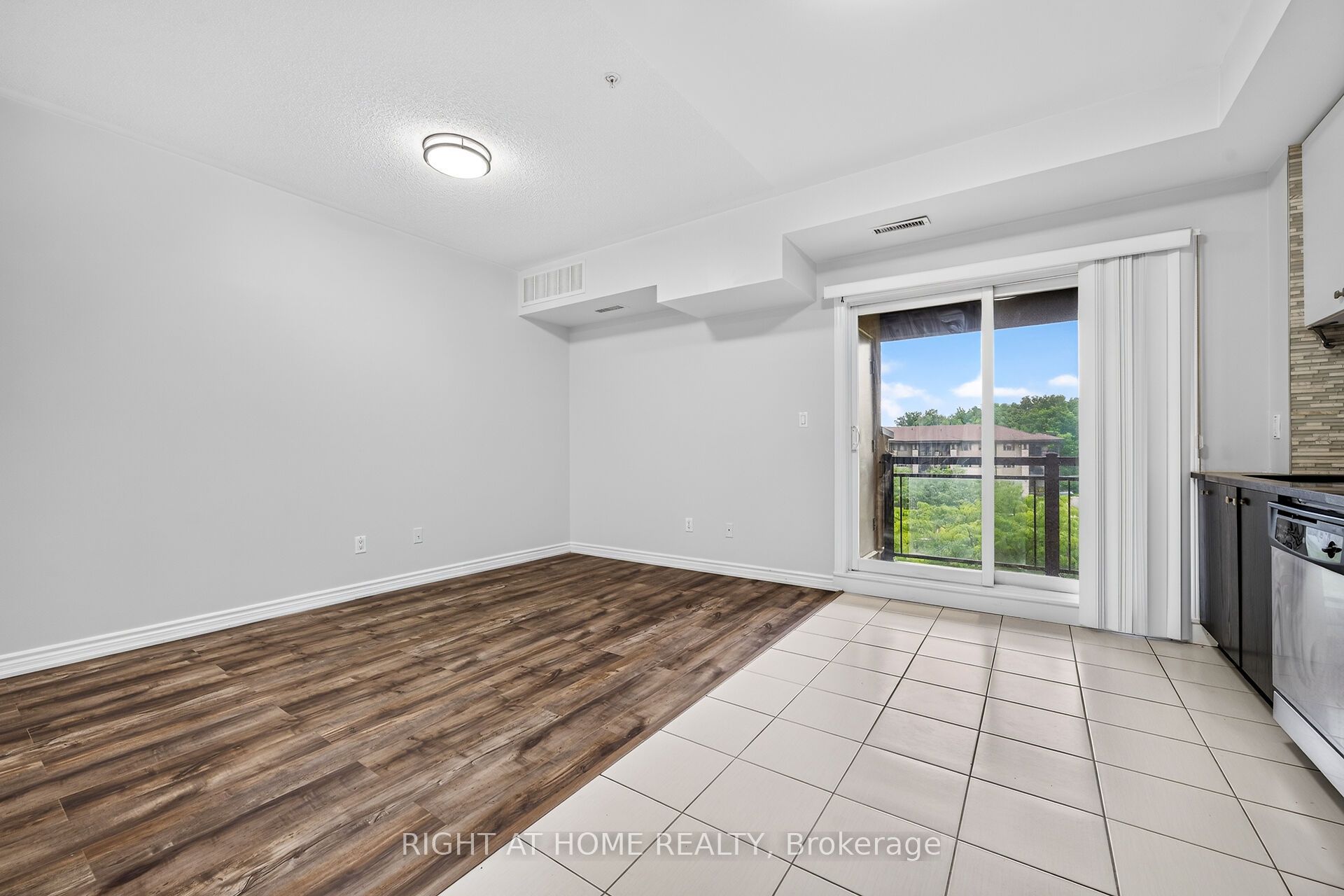 570 Lolita Gardens 430, Mississauga, ON L5A 0A1 photo 4
