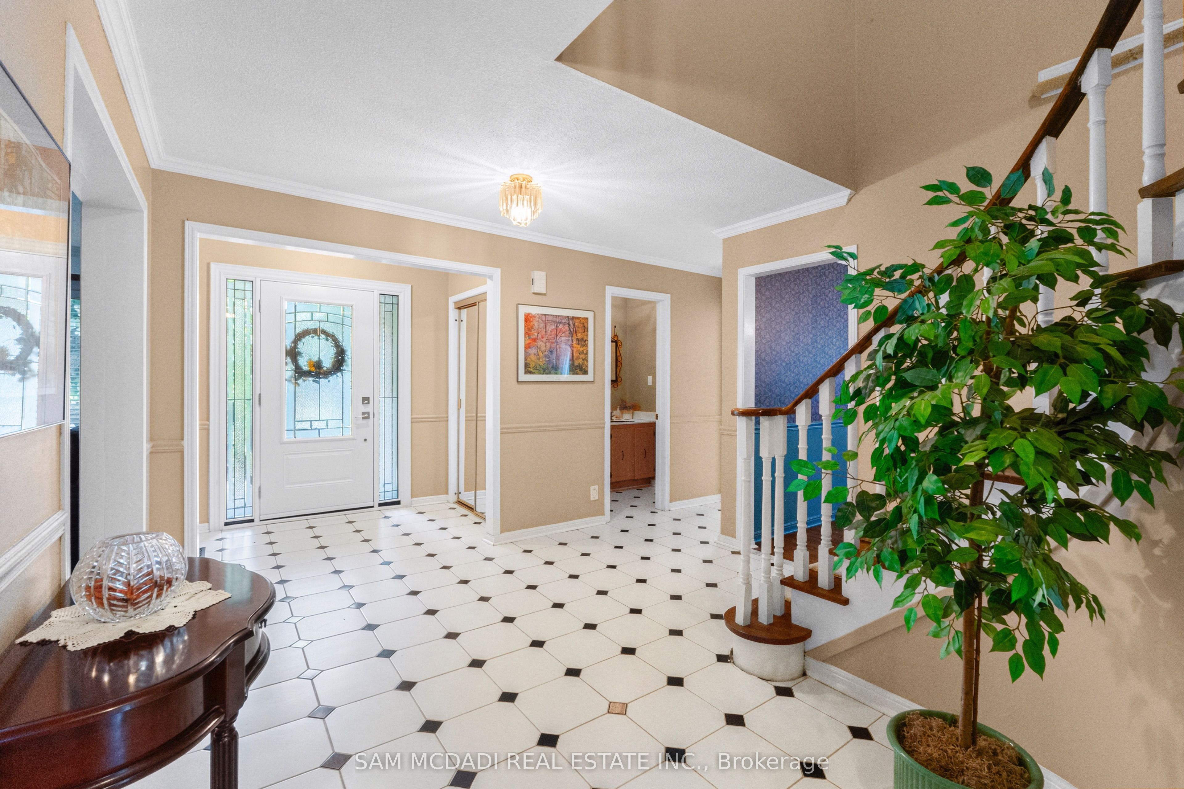 1077 Saginaw Crescent, Mississauga, ON L5H 3W4 photo 4