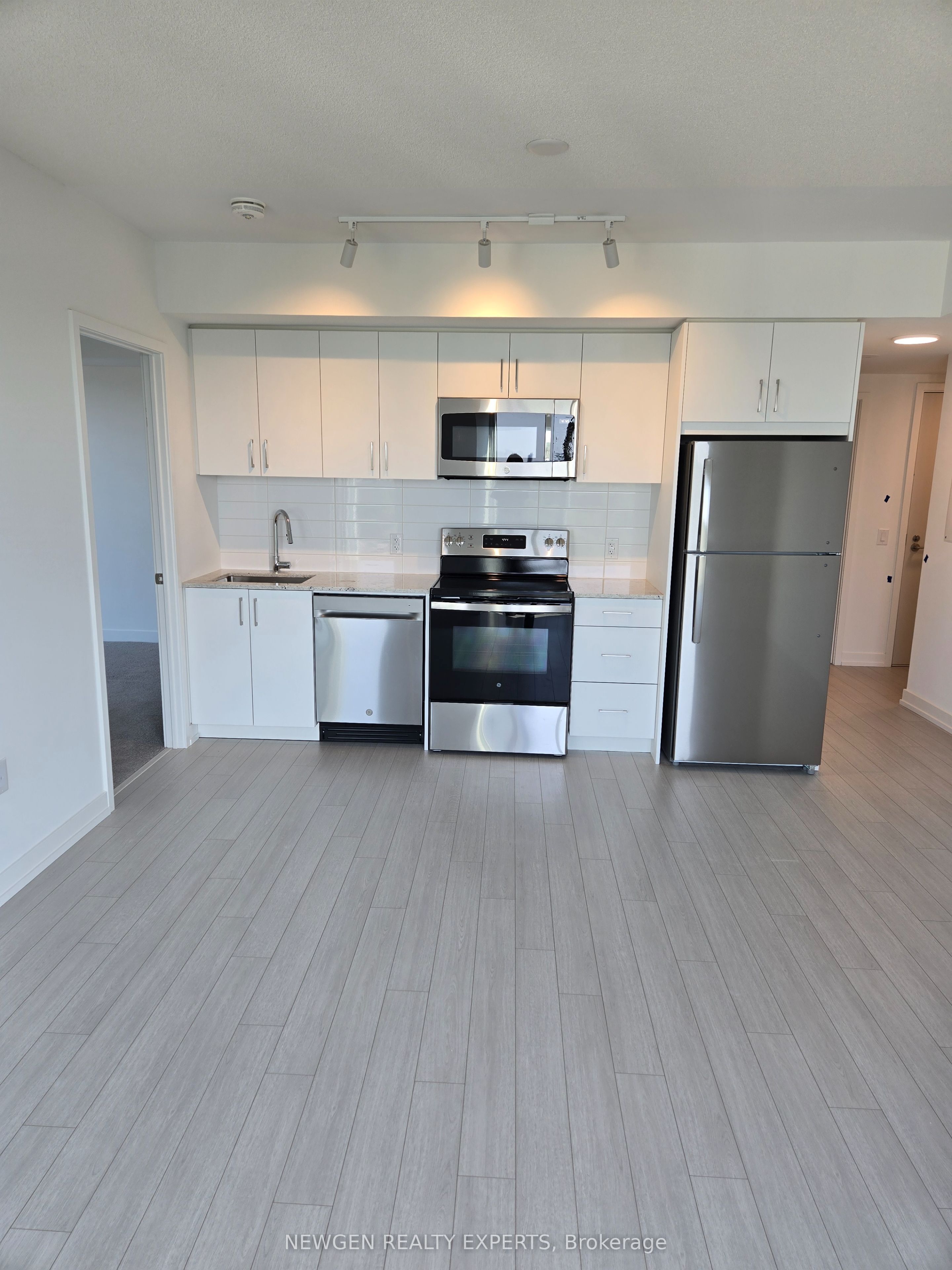 4010 Eglinton Avenue W 1104, Toronto, ON M9A 0G5 photo 2