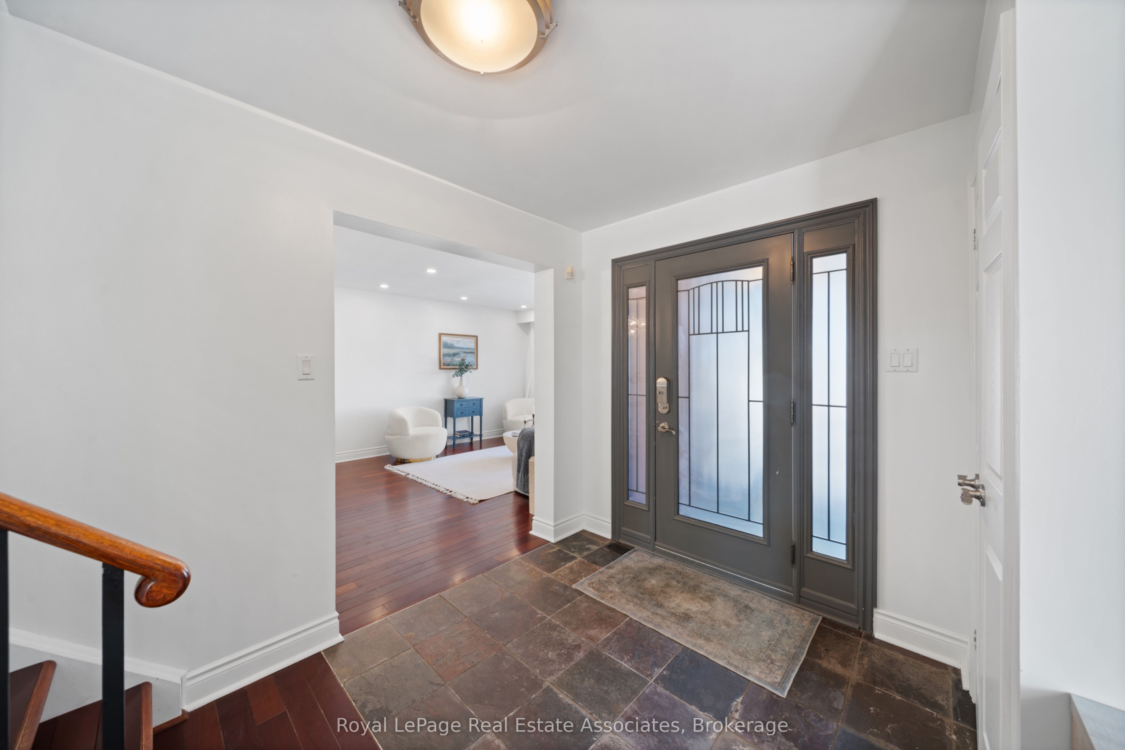 1550 Woodeden Drive, Mississauga, ON L5H 2V3 photo 2