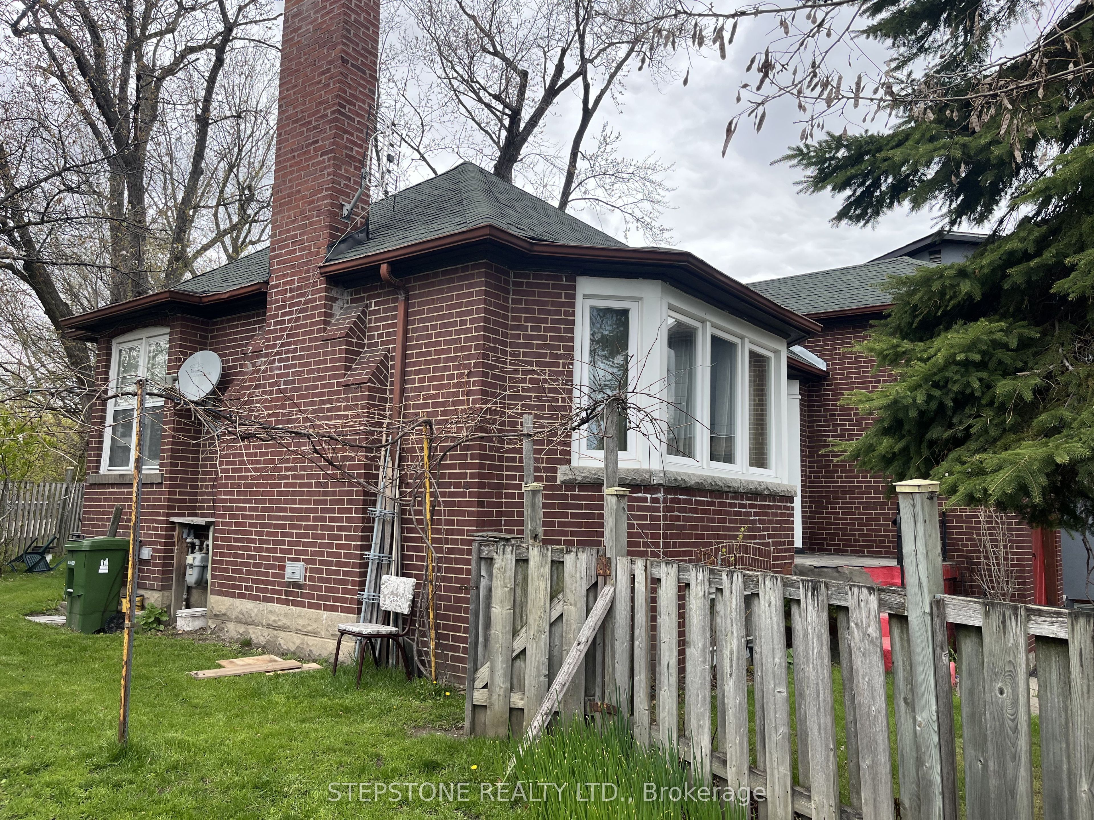 40 Glenvalley Drive S, Toronto, ON M6M 4V9 photo 2