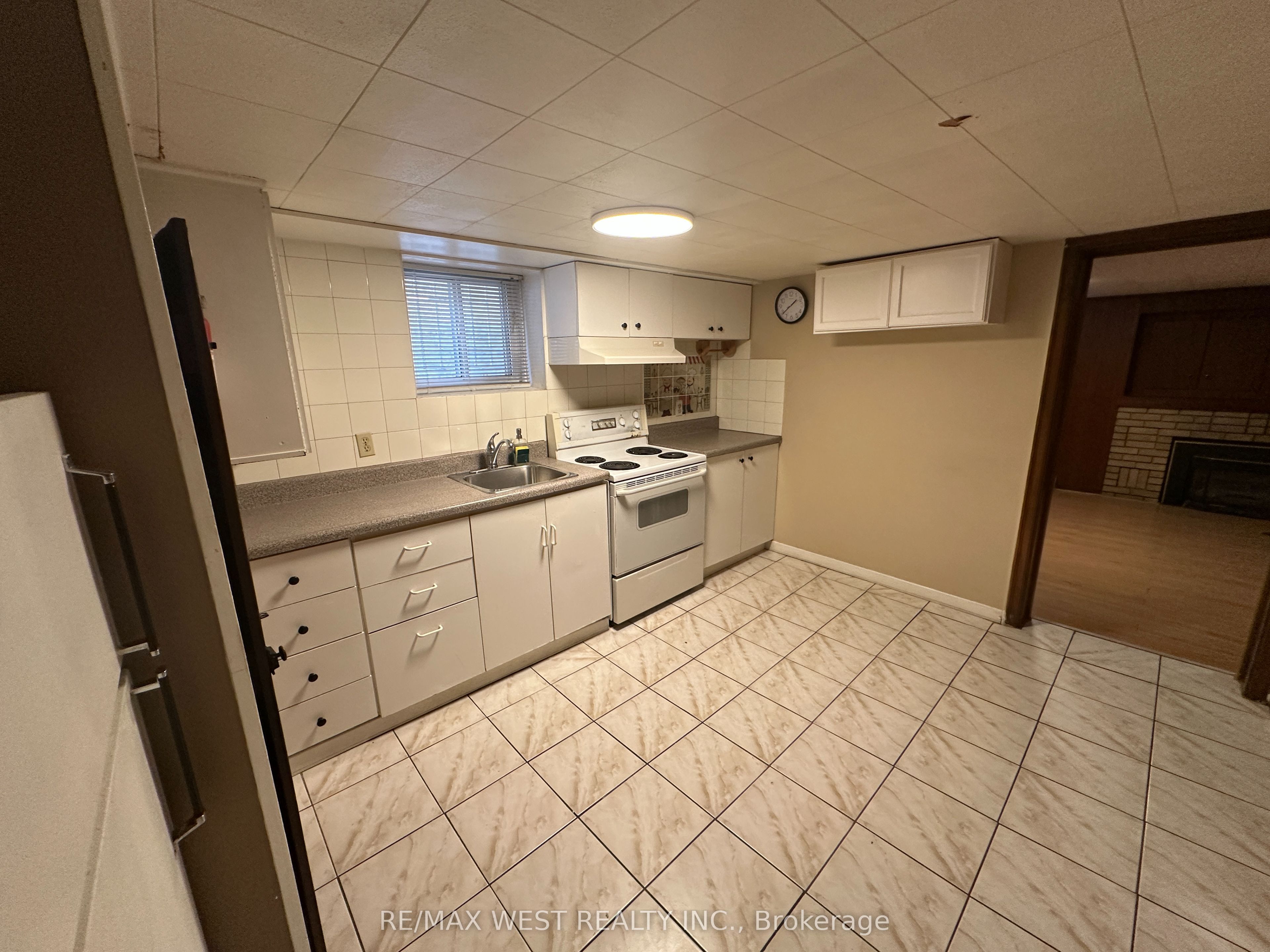 28 Snider Avenue Lower, Toronto, ON M6E 4R9 photo 2
