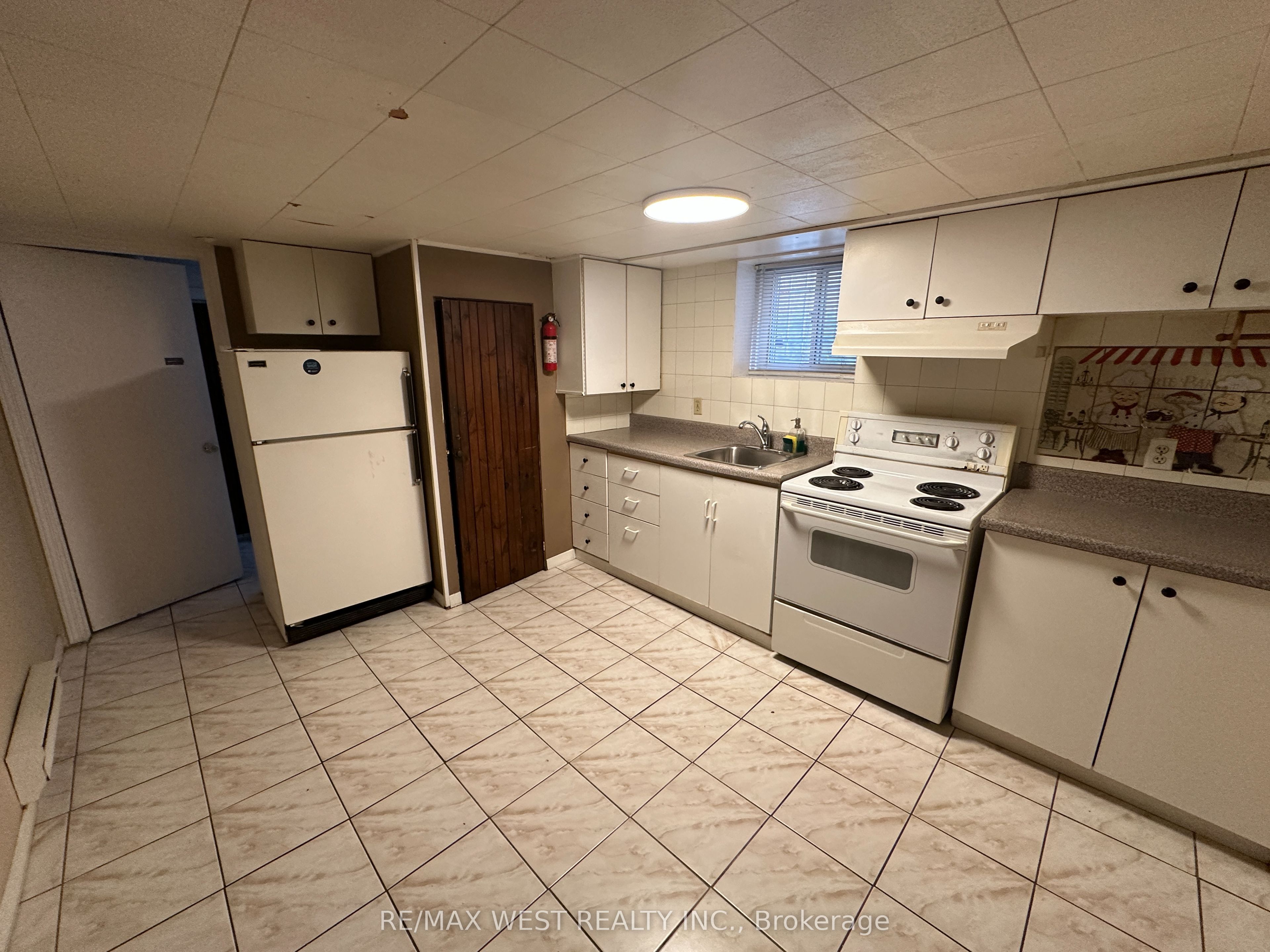 28 Snider Avenue Lower, Toronto, ON M6E 4R9 photo 4