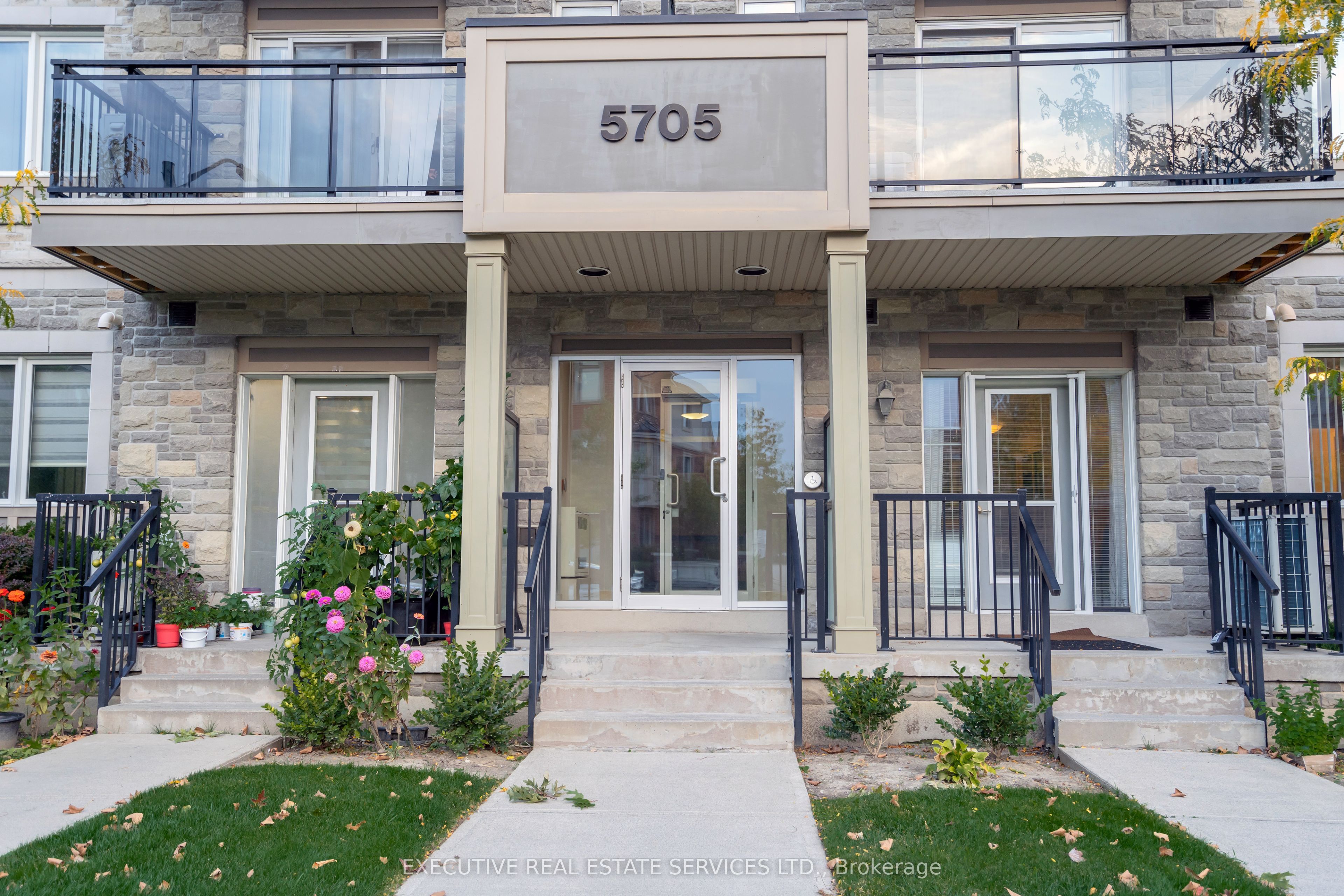 5705 Long Valley Road 107, Mississauga, ON L5M 0L8 photo 2
