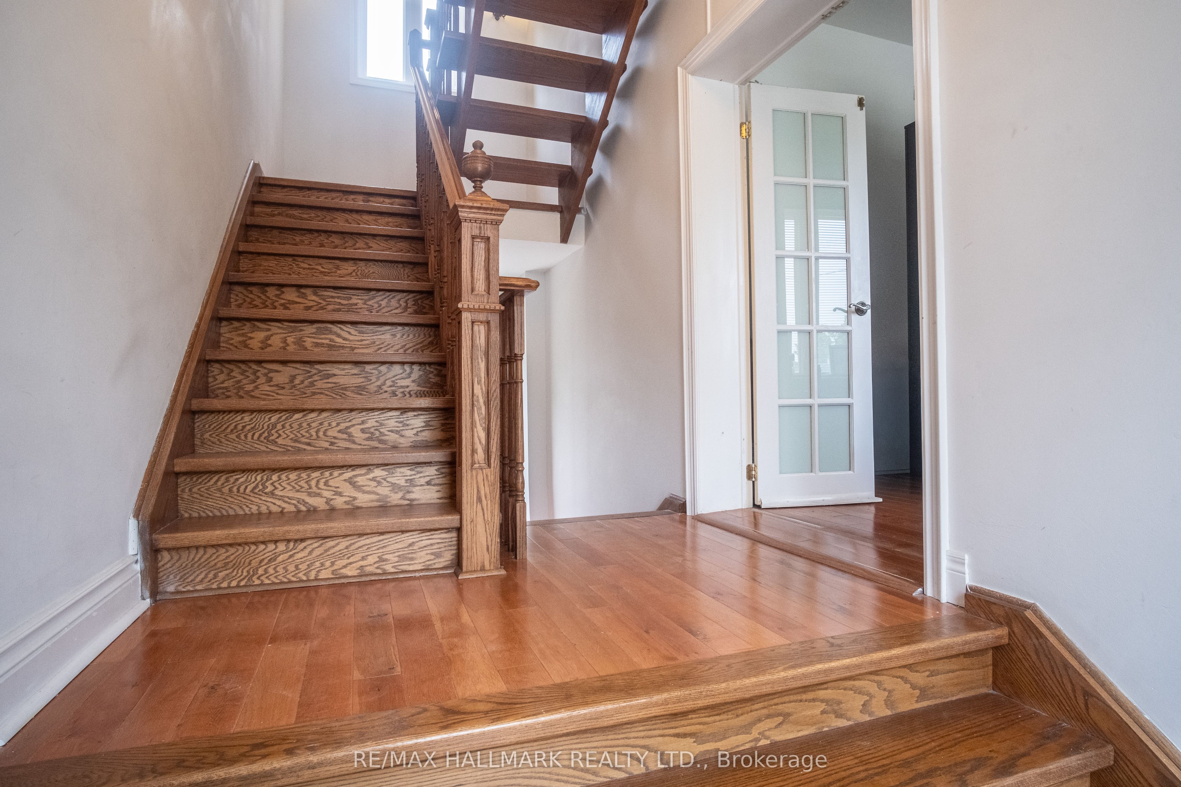 6 Griggsden Avenue, Toronto, ON M9P 2Z5 photo 3