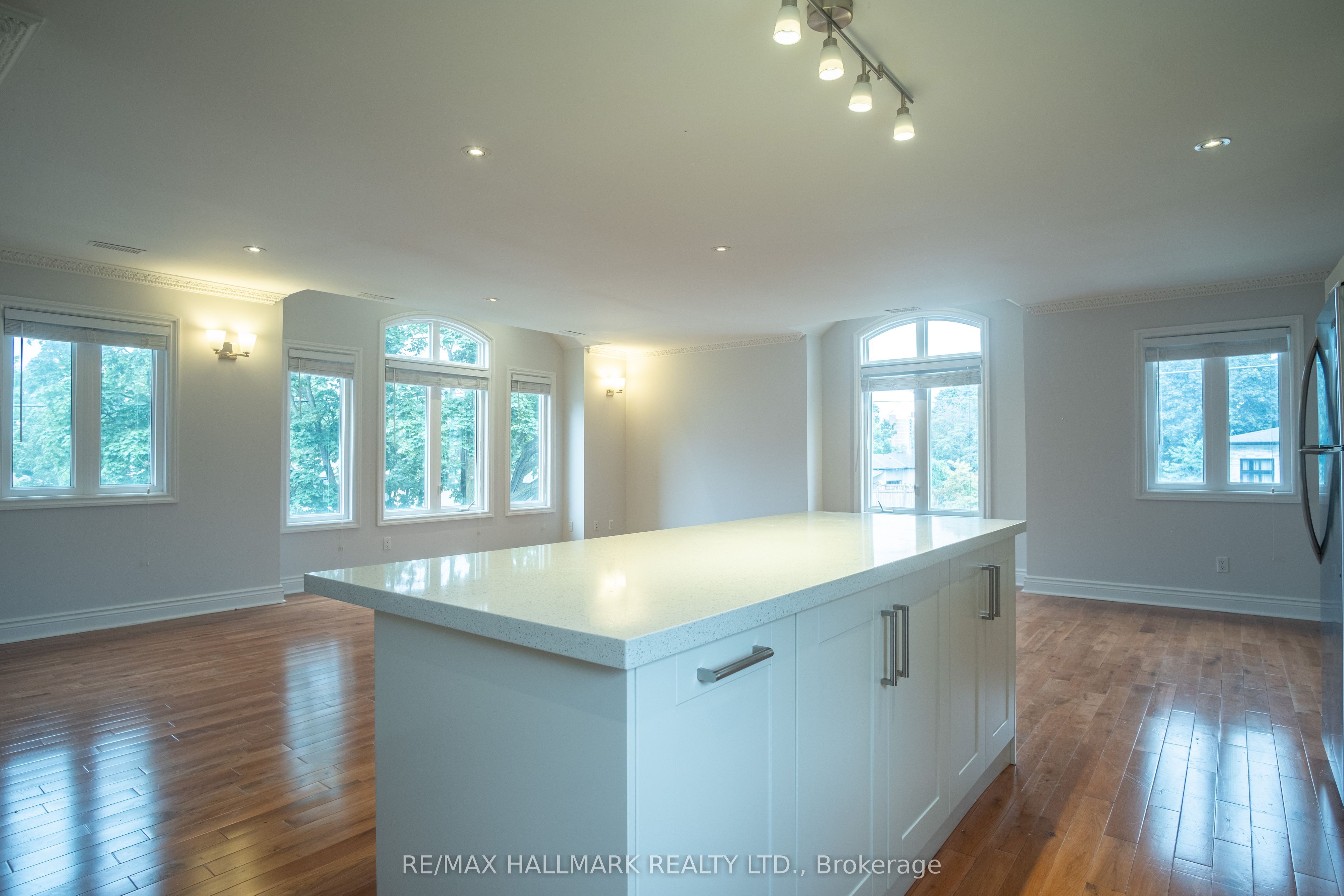 6 Griggsden Avenue, Toronto, ON M9P 2Z5 photo 4