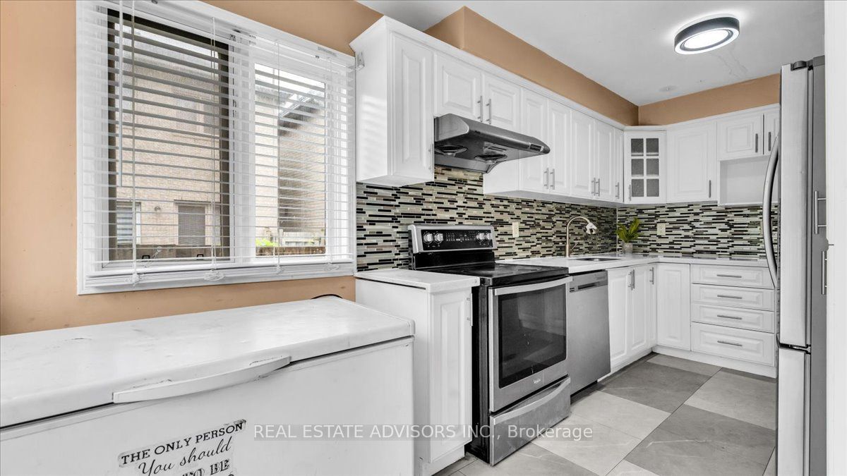 9 Brocklebank Court, Brampton, ON L6X 4N6 photo 3
