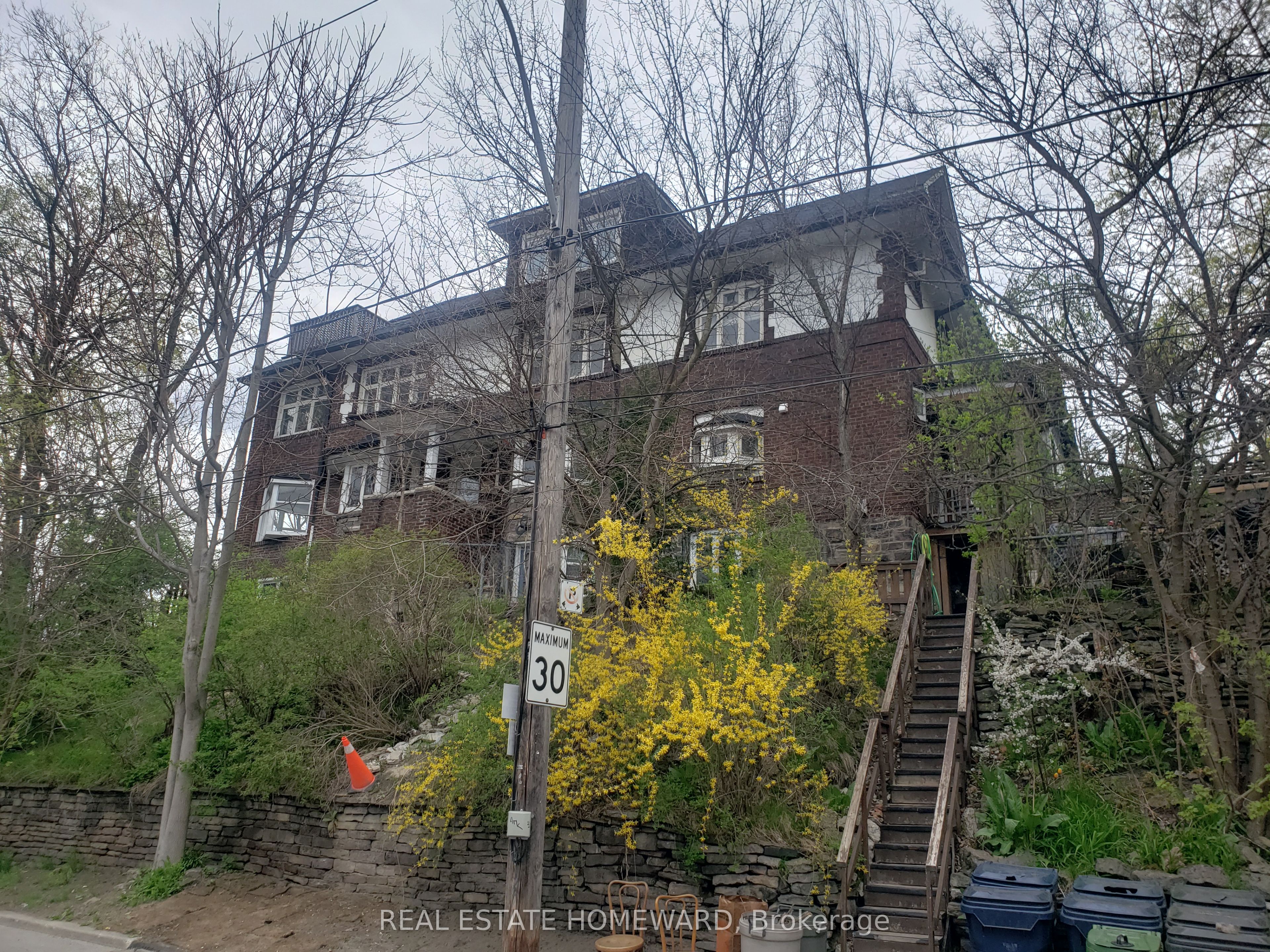 435 Parkside Drive 4, Toronto, ON M6R 2Z8