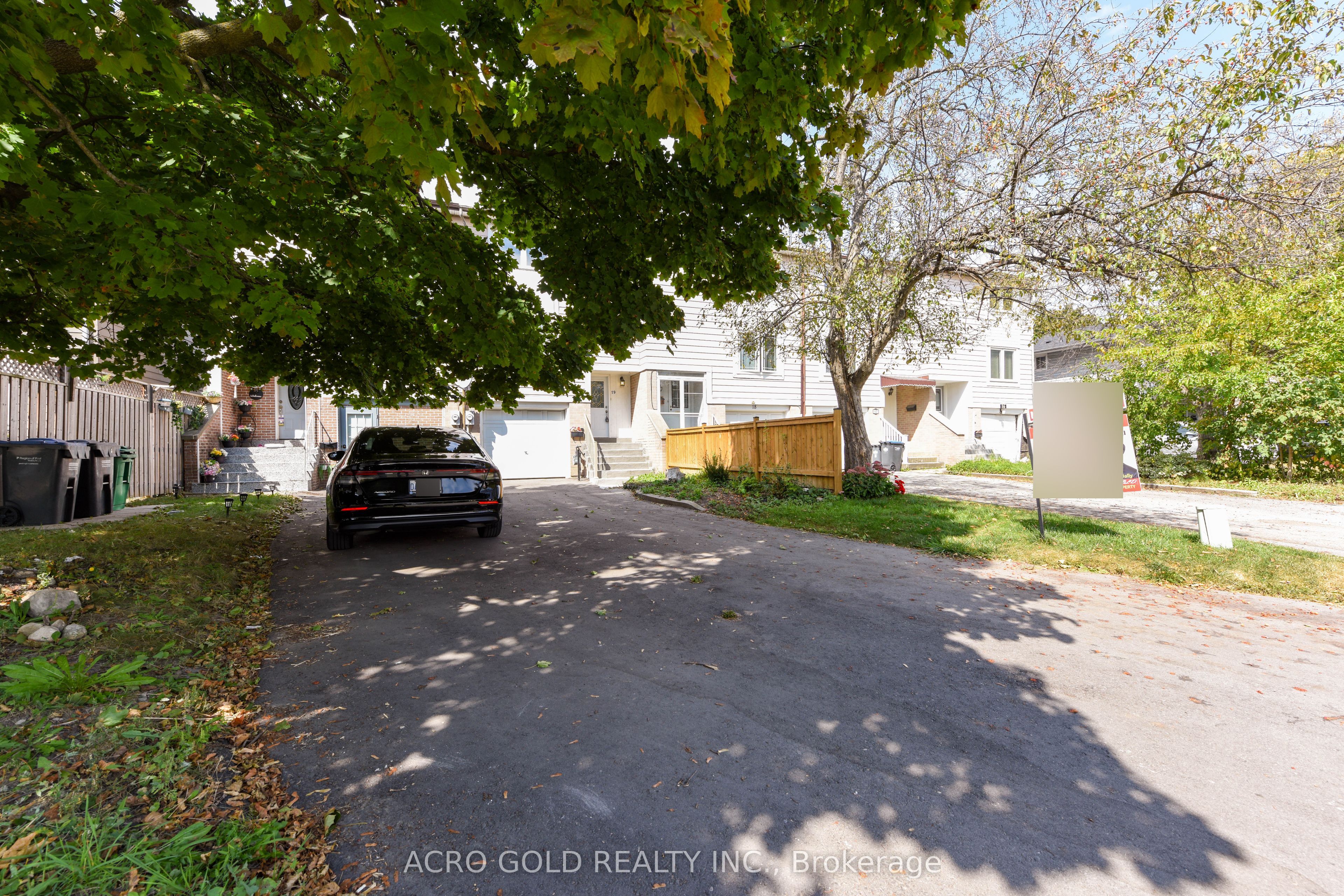 19 Hoskins Square, Brampton, ON L6S 2N6 photo 2