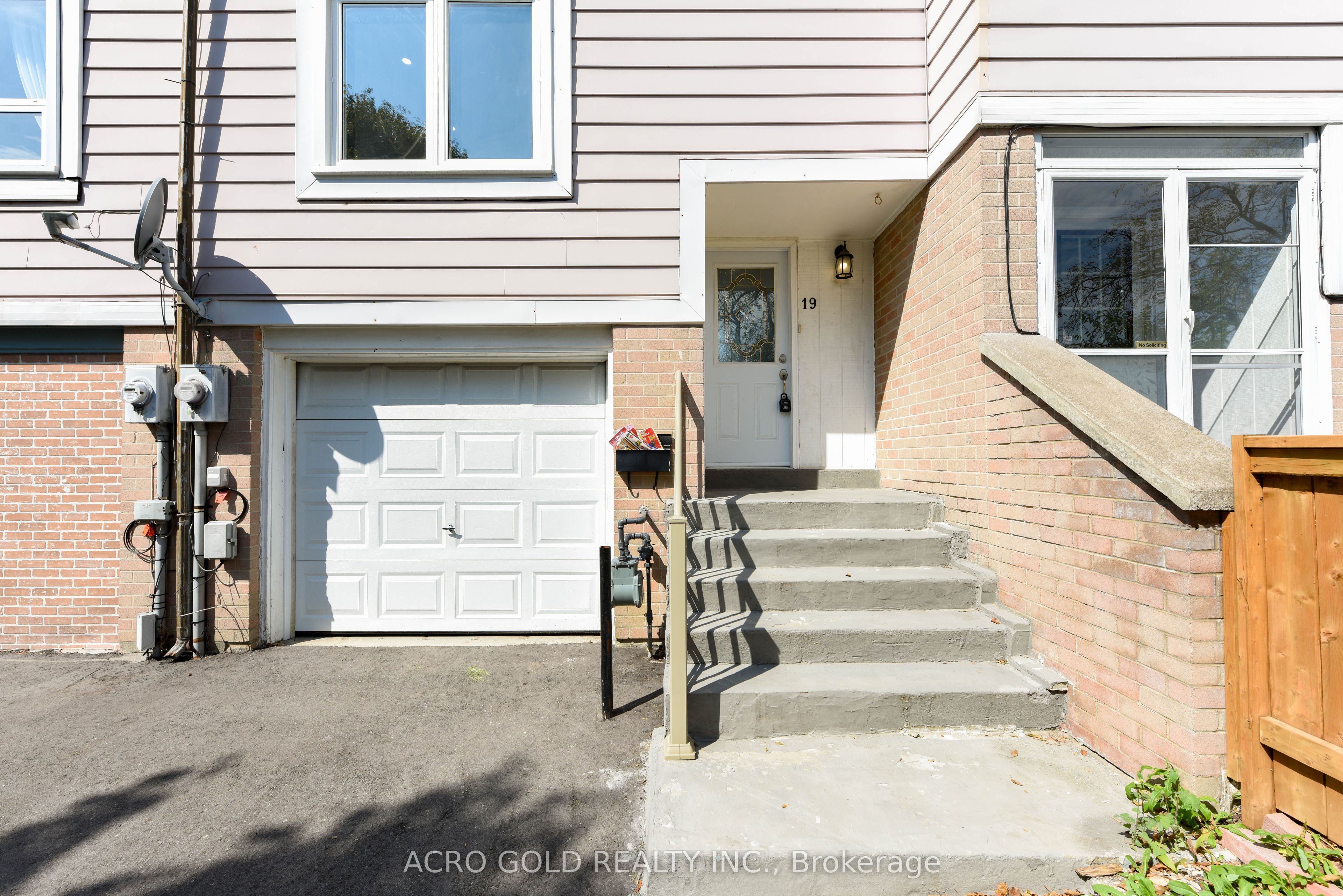 19 Hoskins Square, Brampton, ON L6S 2N6 photo 3