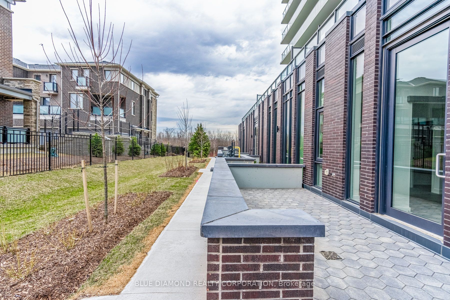 225 VETERANS Drive, Brampton, ON L7A 5L7 photo 3