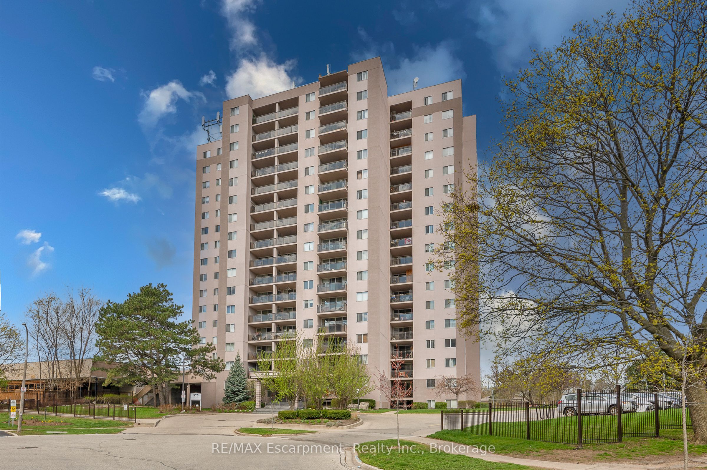 975 Warwick Court 310, Burlington, ON L7T 3Z7 photo 2
