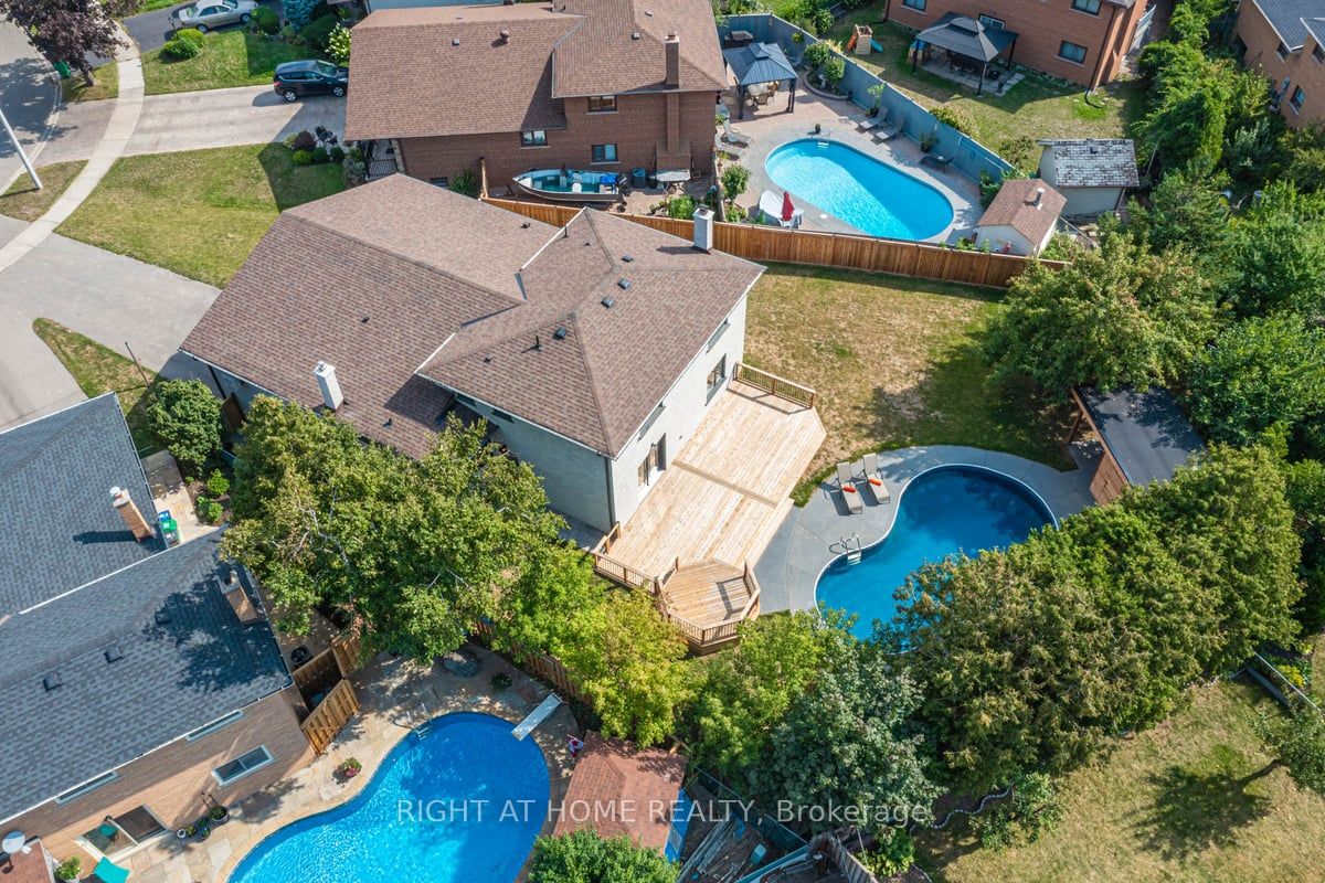 690 Hillman Crescent, Mississauga, ON L4Y 2H9