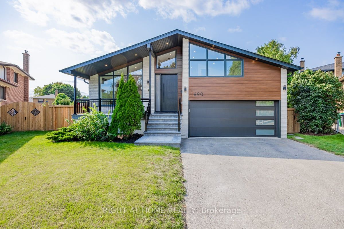 690 Hillman Crescent, Mississauga, ON L4Y 2H9 photo 2