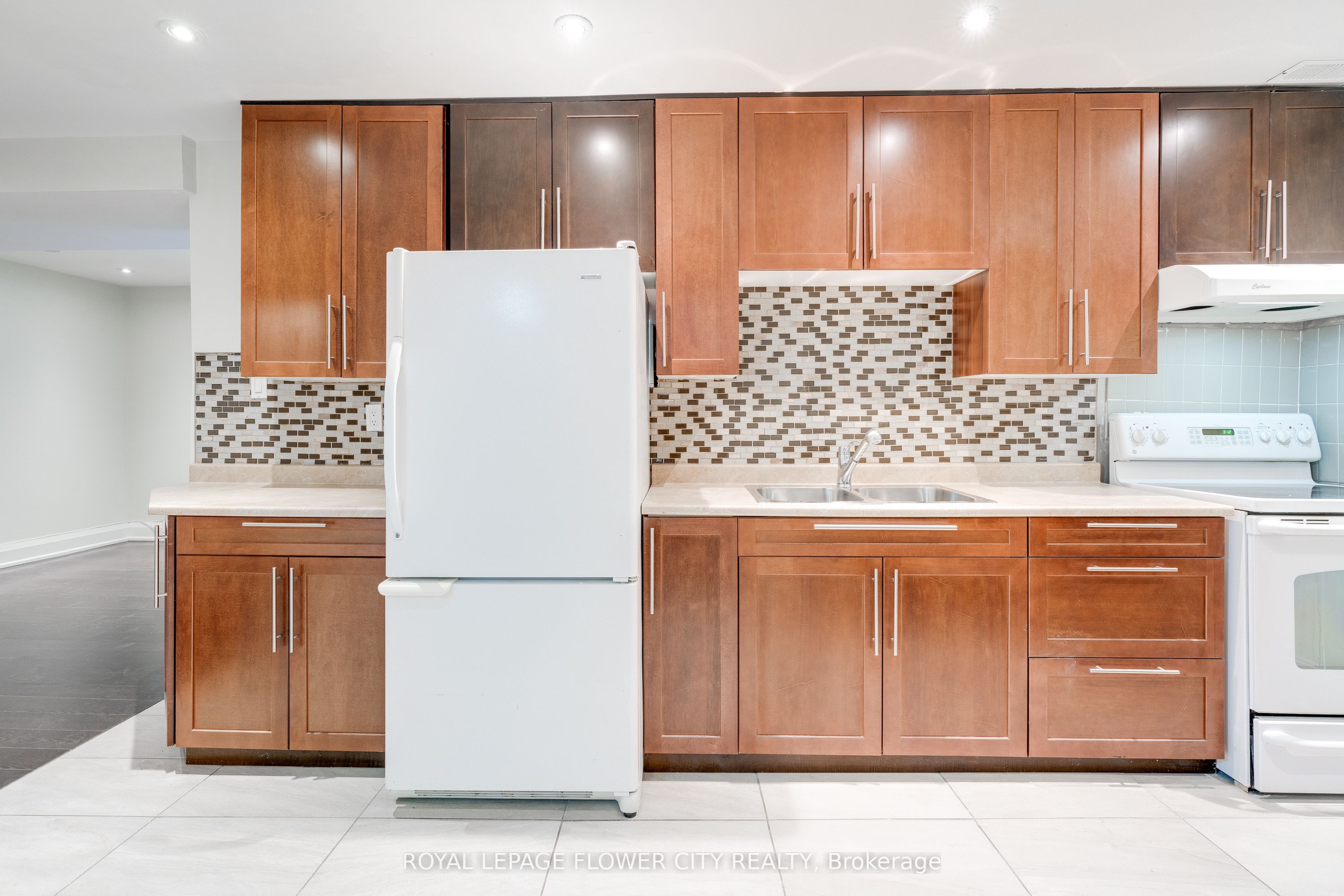 5674 Whitehorn Avenue E, Mississauga, ON L5V 2A9 photo 2