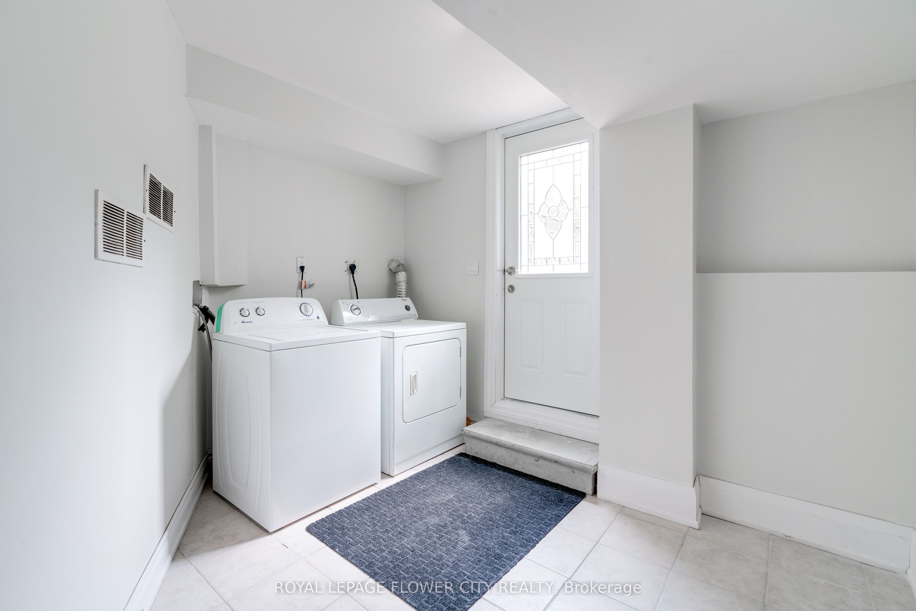 5674 Whitehorn Avenue E, Mississauga, ON L5V 2A9 photo 4