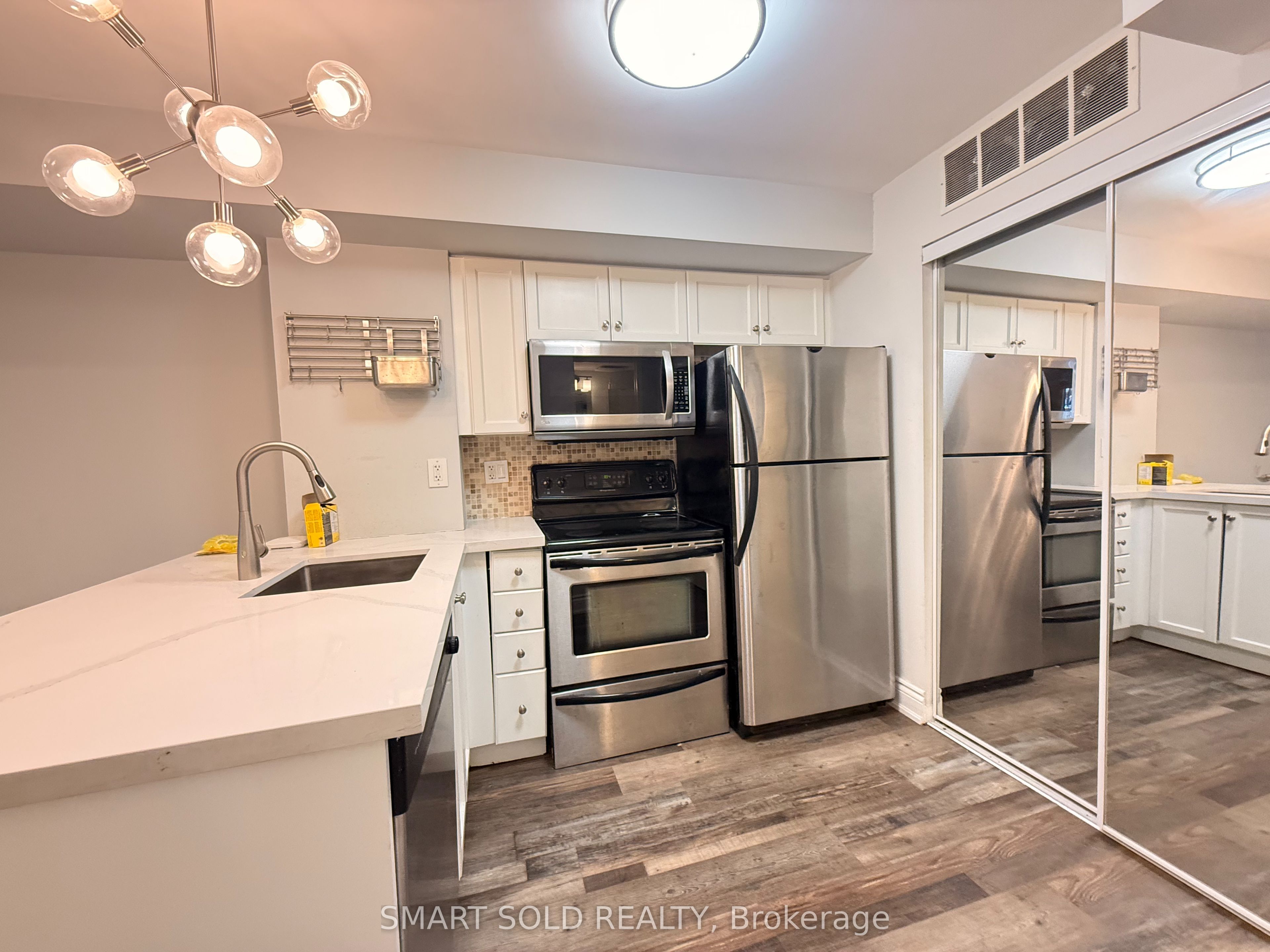 10 Laidlaw Street 725, Toronto, ON M6K 1X2 photo 4