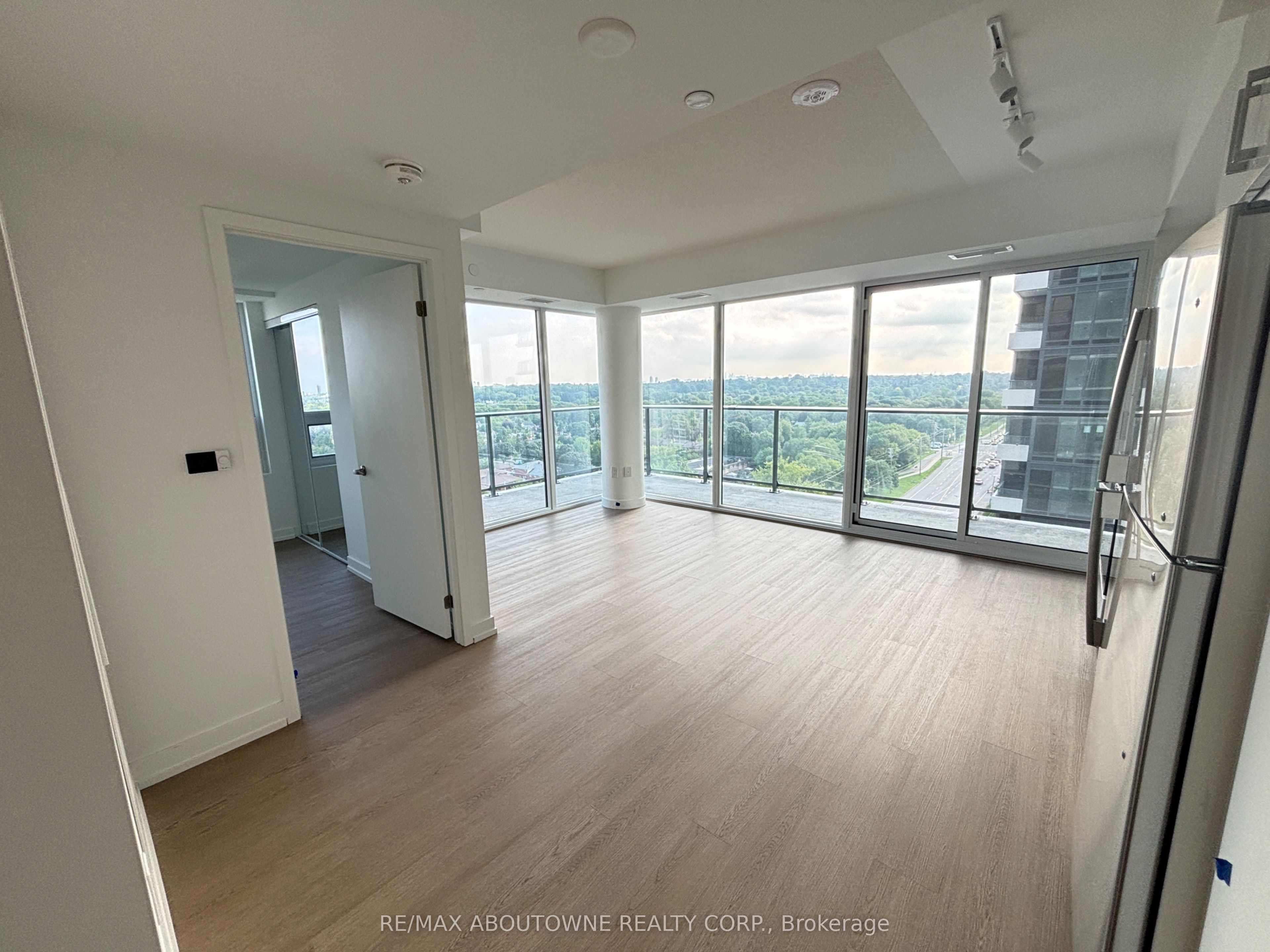 4010 Eglinton Avenue W 1215, Toronto, ON M9A 0G5 photo 2