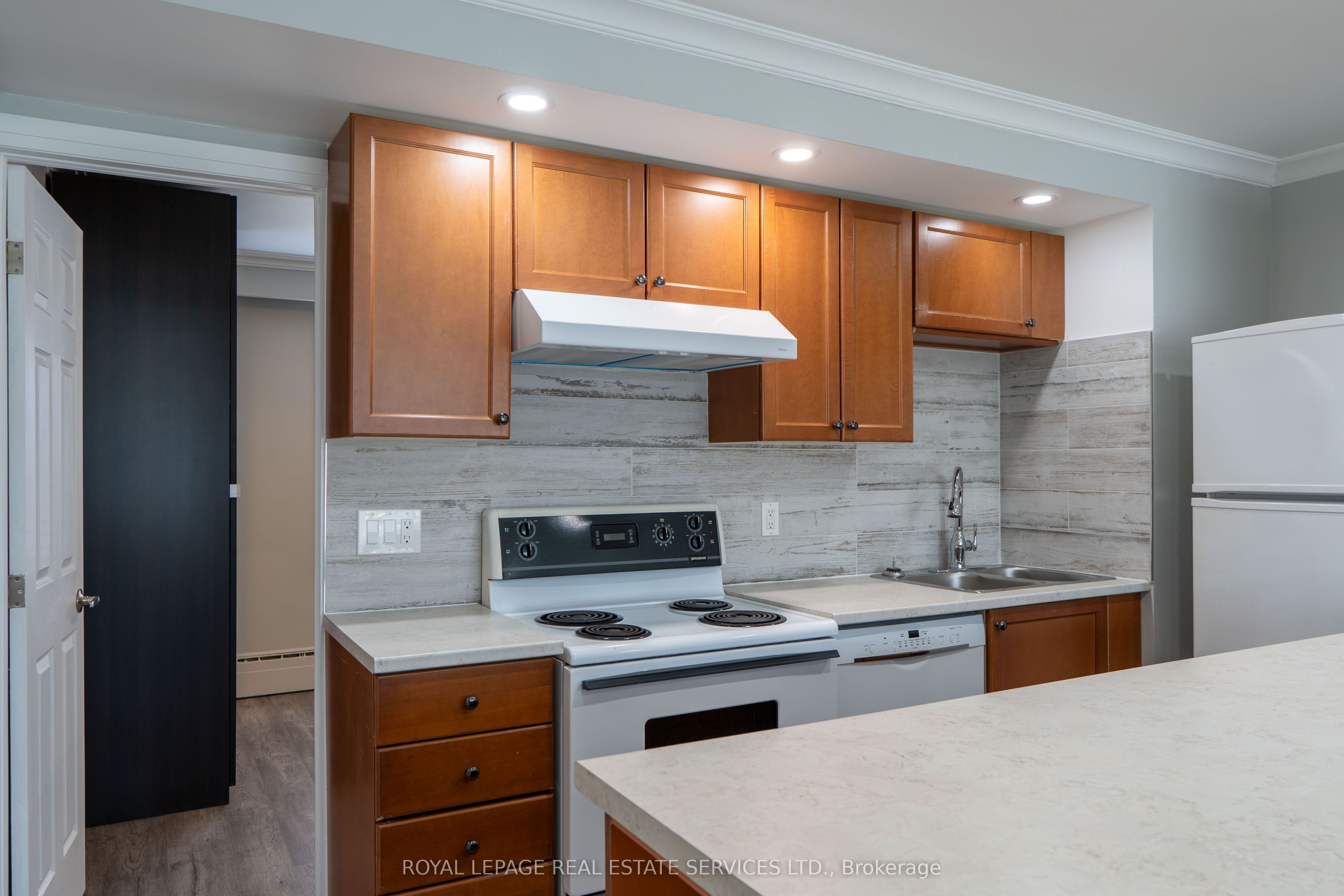 48A Arcadian Circle #2, Toronto, ON M8W 2Y9 photo 3
