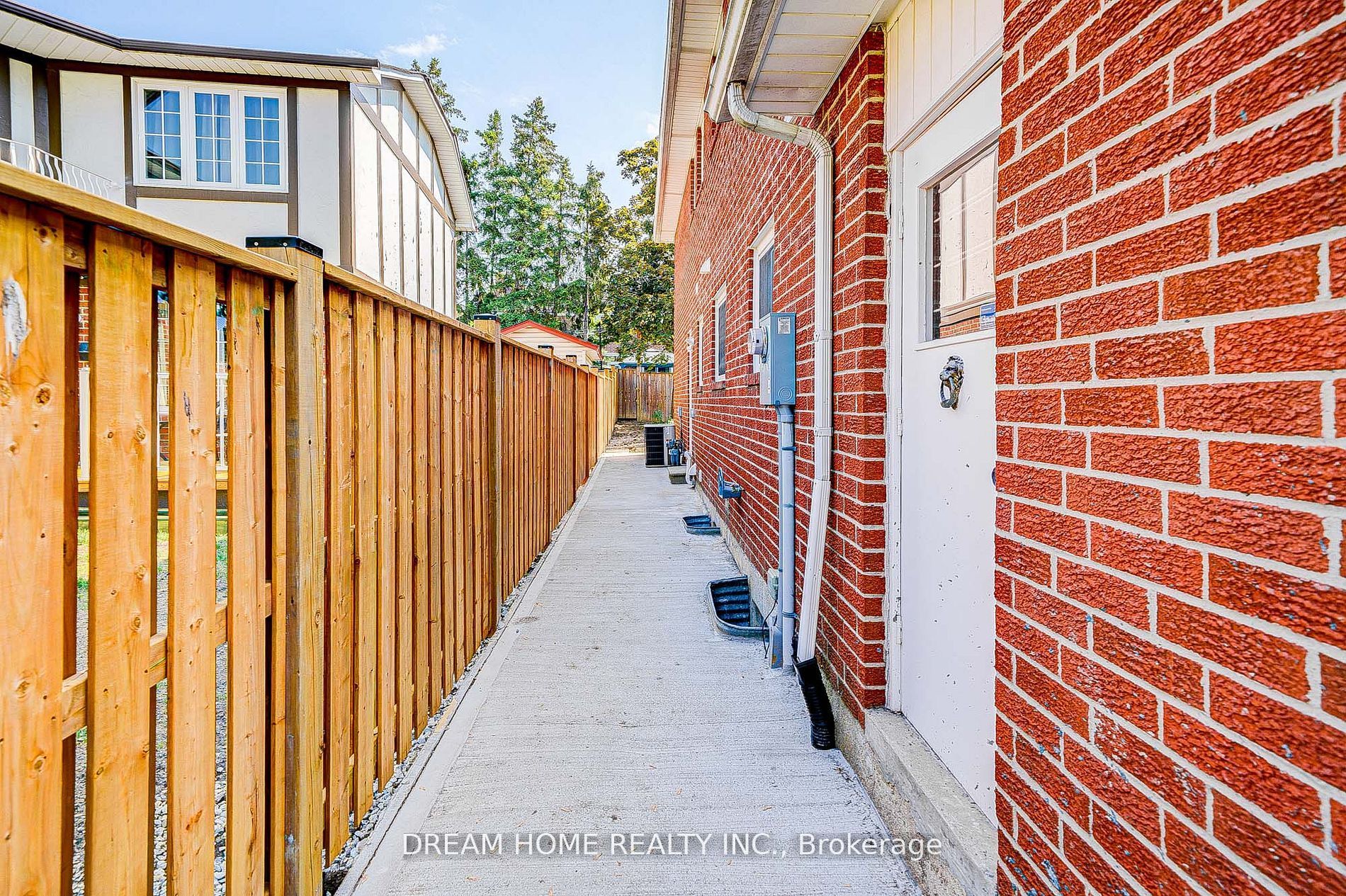 23 Manorcrest Street Lower, Brampton, ON L6S 2W7 photo 2