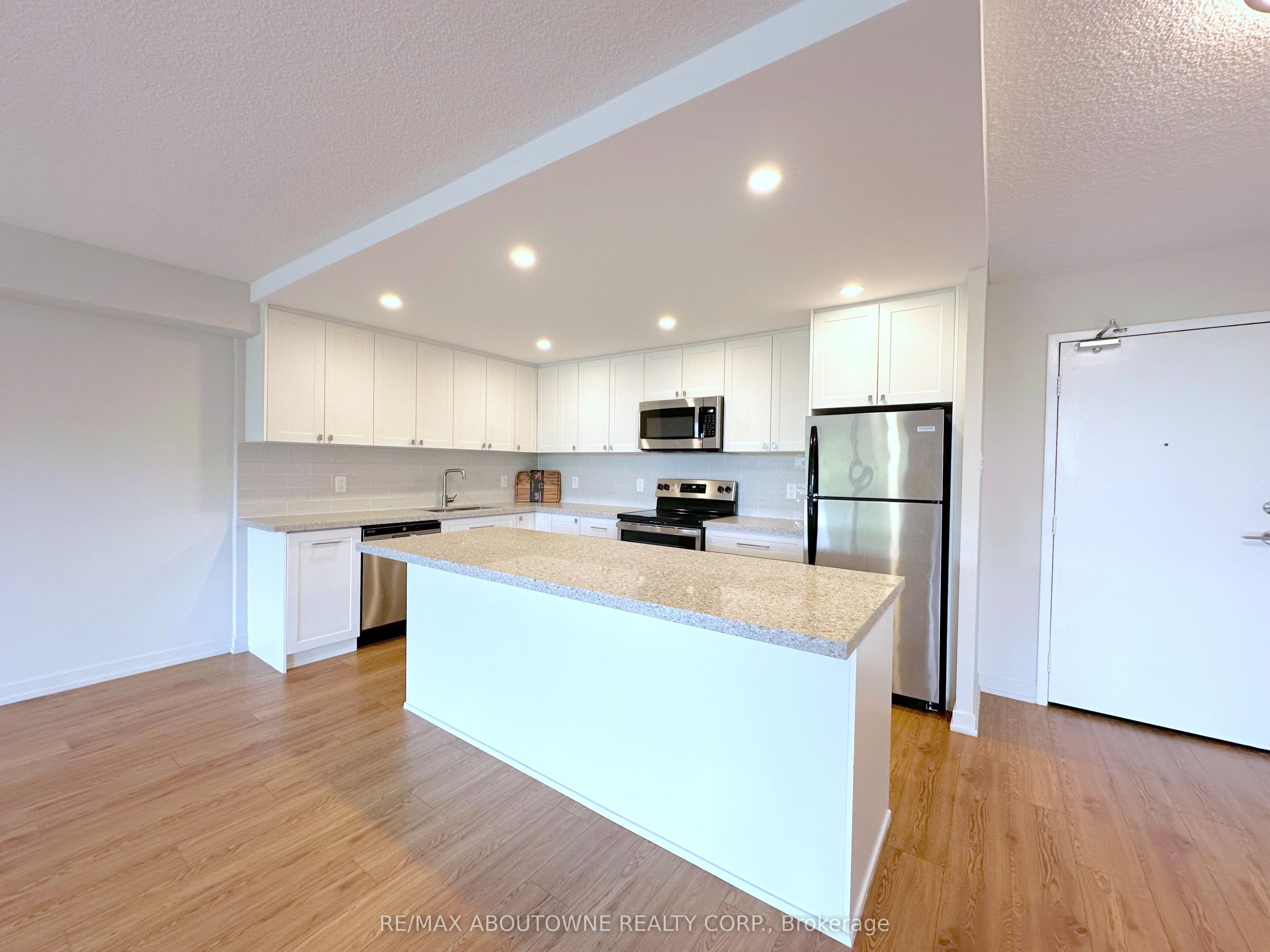 165 La Rose Avenue 508, Toronto, ON M9P 3S9 photo 2