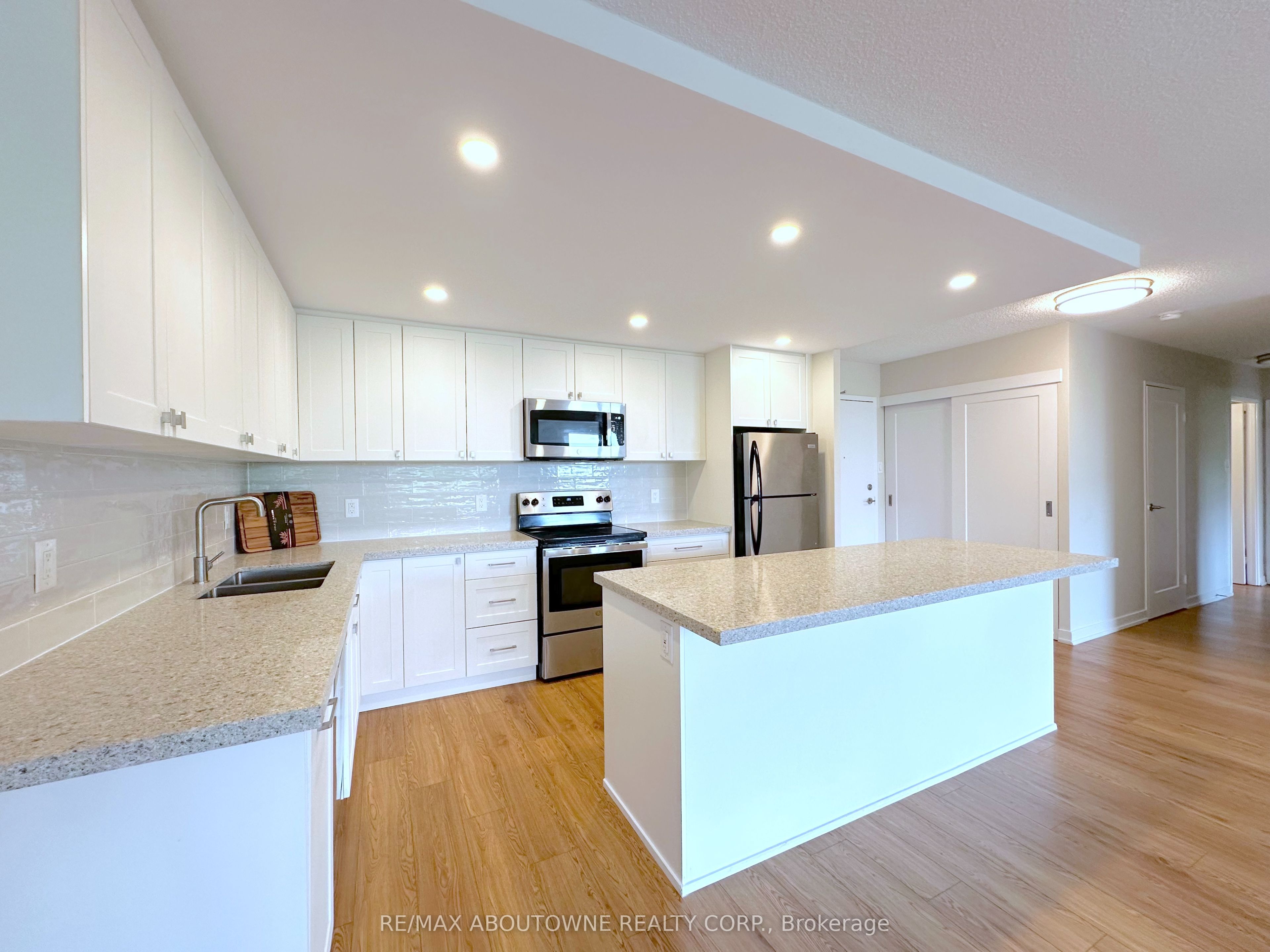 165 La Rose Avenue 508, Toronto, ON M9P 3S9 photo 3