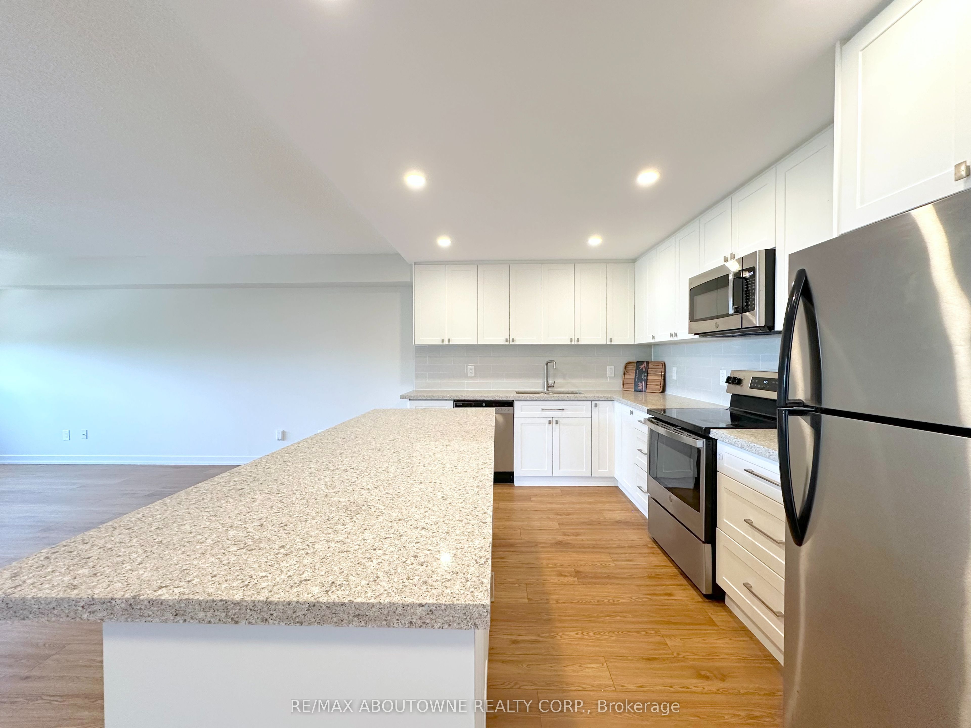 165 La Rose Avenue 508, Toronto, ON M9P 3S9 photo 4