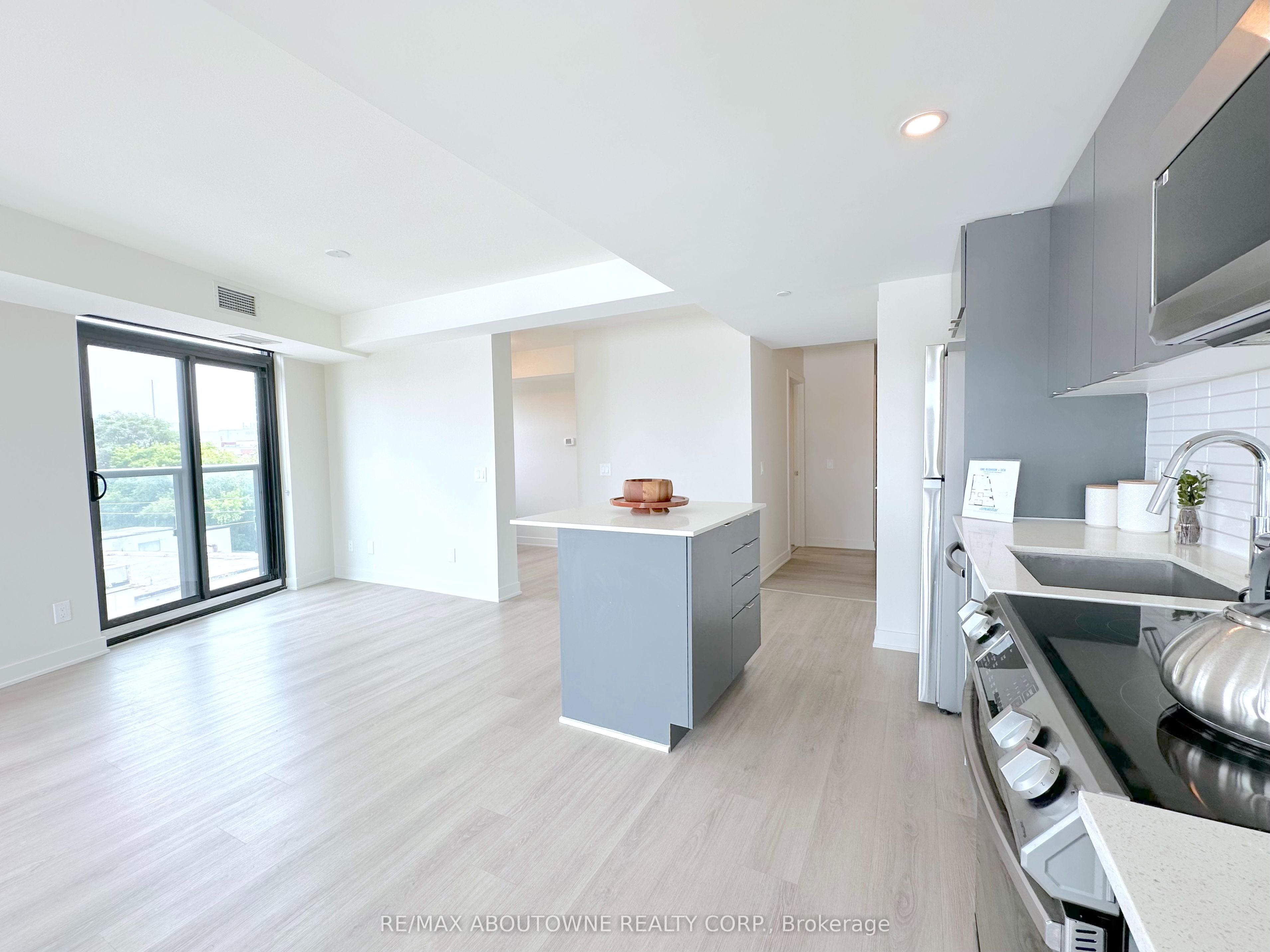 3385 Dundas Street W 521, Toronto, ON M6S 2S2 photo 2